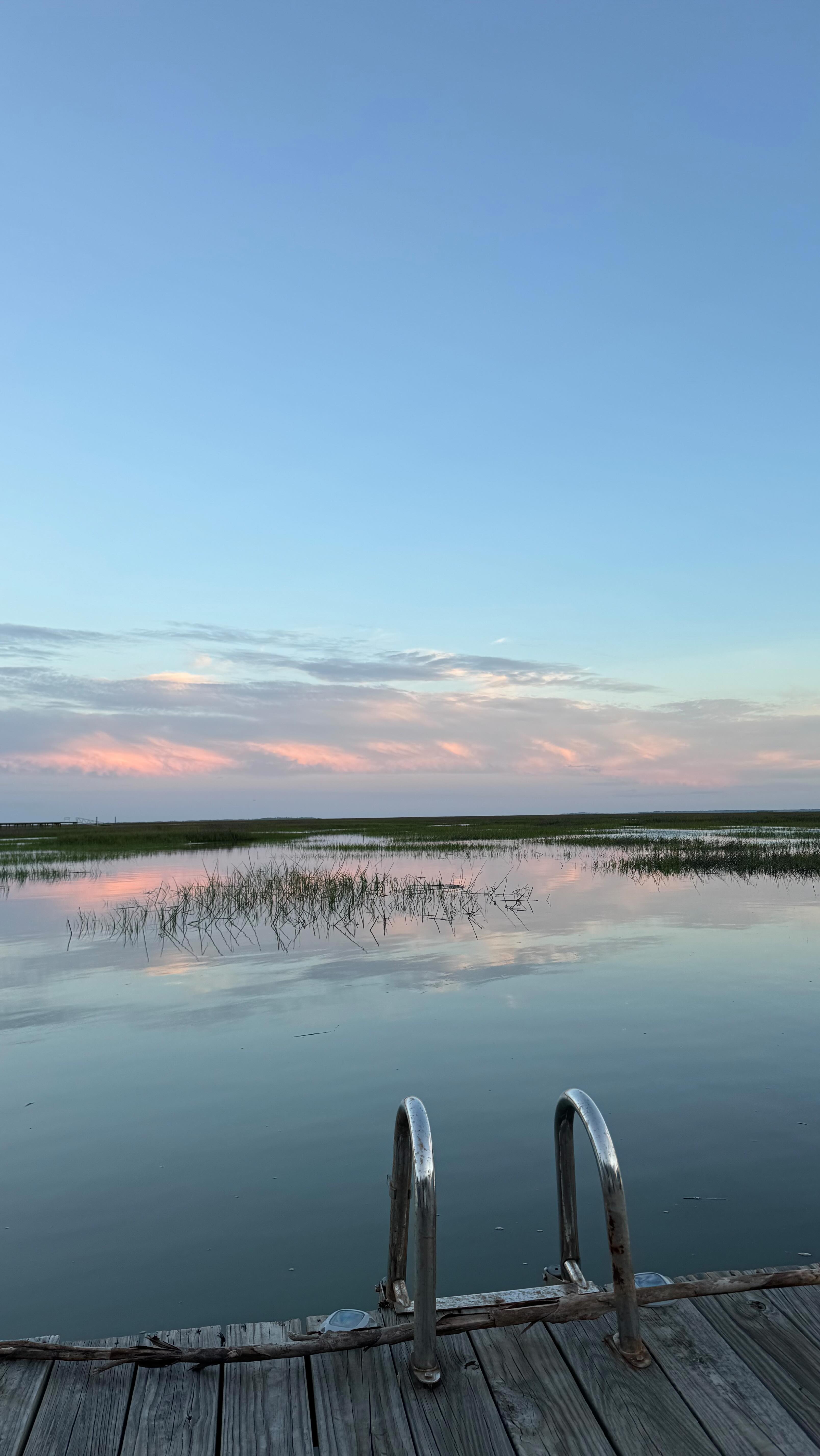 Cheers to sunset views and seaside serenity at Bosch Huis by the Sea 🌊🍷
#BoschHuisSavBySea #DocksideCheers #SunsetSips #SavannahSunset #CoastalLiving #SavannahGA #airbnb #savannahairbnb #travel #savannahga #savga #savannahgetaway #airbnbsavannah #bacheloretteweekend #airbnbexperience #airbnbsuperhost #wine