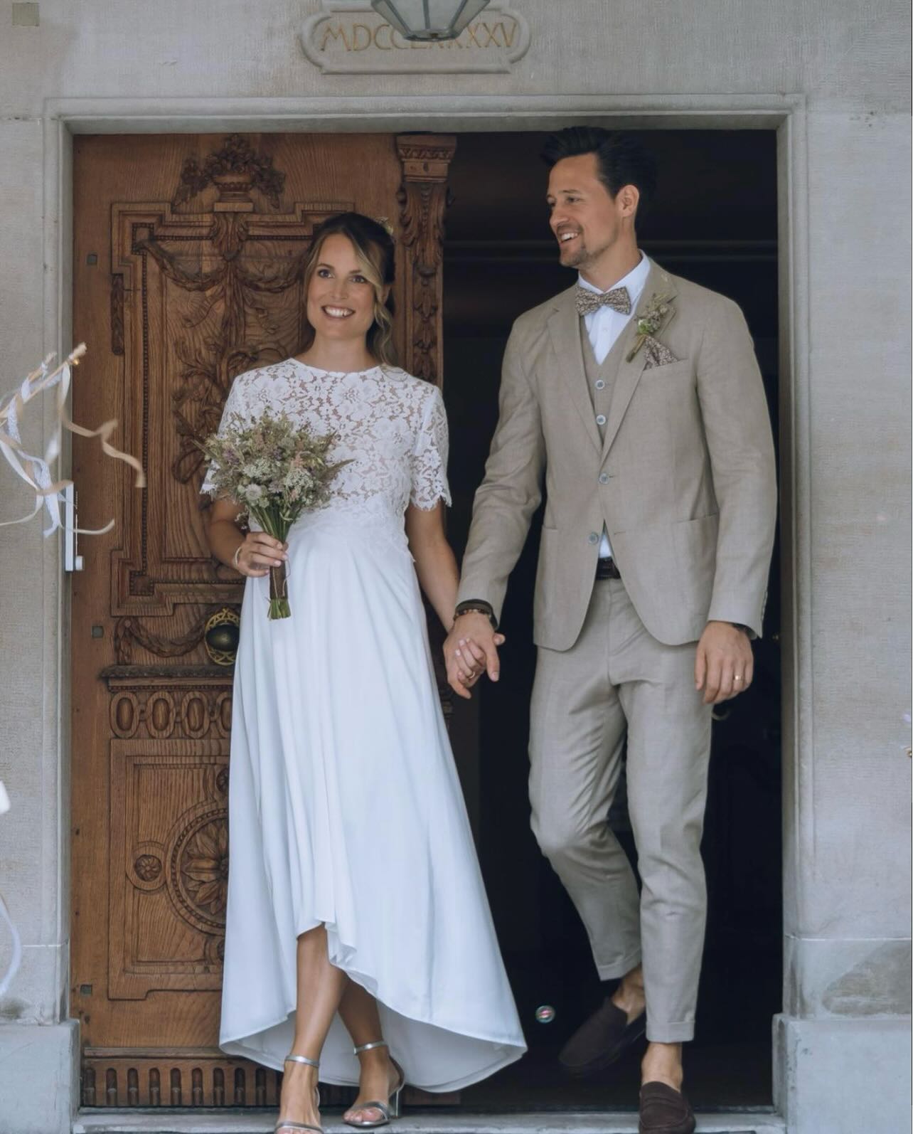 ✨ 1 year married, 1 baby richer, 10,000 km from home — we’re doing just fine! ✨
Happy 1st Anniversary to us: One year of marriage, almost a year of changing diapers, nearly half a year in a tropical paradise and so many new adventures as a little family. Who would have thought that “I do” also means “Yes, I’ll carry the stroller through the MRT at 30 degrees”? 😆💍👶🌴
Here’s to us, our beautiful chaos & all the love that carries us through! 💛
#1stAnniversary #BabyBliss #EndlesslyHappy #SingaporeAdventures
*****
✨ 1 Jahr verheiratet, 1 Baby reicher, 10.000 km von Zuhause entfernt – läuft! ✨
Happy 1st Anniversary to us: Ein Jahr Ehe, knapp ein Jahr Windeln wechseln, fast ein halbes Jahr im Tropenparadies und so viele neue Abenteuer als kleine Familie erlebt. Wer hätte gedacht, dass „Ja, ich will“ auch bedeutet „Ja, ich trag den Kinderwagen bei 30 Grad durchs MRT“? 😆💍👶🌴
Auf uns, unser Chaos & all die Liebe, die uns trägt! 💛
#1Hochzeitstag #BabyGlück #unendlichglücklich #SingapurAbenteuer