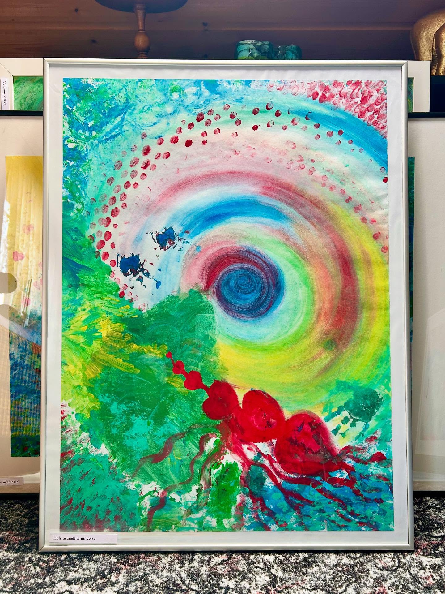Die „Luftfarben“ stehen momentan noch bei uns zu Hause, werden entstaubt und teilweise neu gerahmt. Und ich liebe es, sie anzuschauen und in die darin festgehaltene Energie und Erinnerungen einzutauchen. Das hier mag ich immer noch sehr - „Hole to another universe“ (maybe the universe of love 😉). Ihr könnt es als Kunstdruck in Originalgröße 55 x 75 cm oder auf Wunsch auch kleiner bekommen (per DM an mich oder im Shop auf unserer Website).
🩷❤️🧡💛👧🏻👩🏻🎨💚🩵💙💜
(Fingerfarben auf Vliestapete)
@stylex.schreibwaren @erfurt.diy
.
.
#luftfarben #artwork #colorfulart #fingerfarben #wirmalenunsdieweltwiesieunsgefällt #buntistmeinelieblingsfarbe #toddlerpainting #toddlerart #ilovecolors #fantasie #seelenbilder #soulpainting #instaart #rainbowcolors #fingerpaints #artthatmakesyoufeelgood #artthatmakesyouhappy #artes #spiritualartwork #spiritualart #colorfulartwork #universeoflove #theoriginoflife #originoftheuniverse #weareloveandlight #loveandlight❤️💫 #nachwuchskünstler #makelovenotwar #poppingcolours