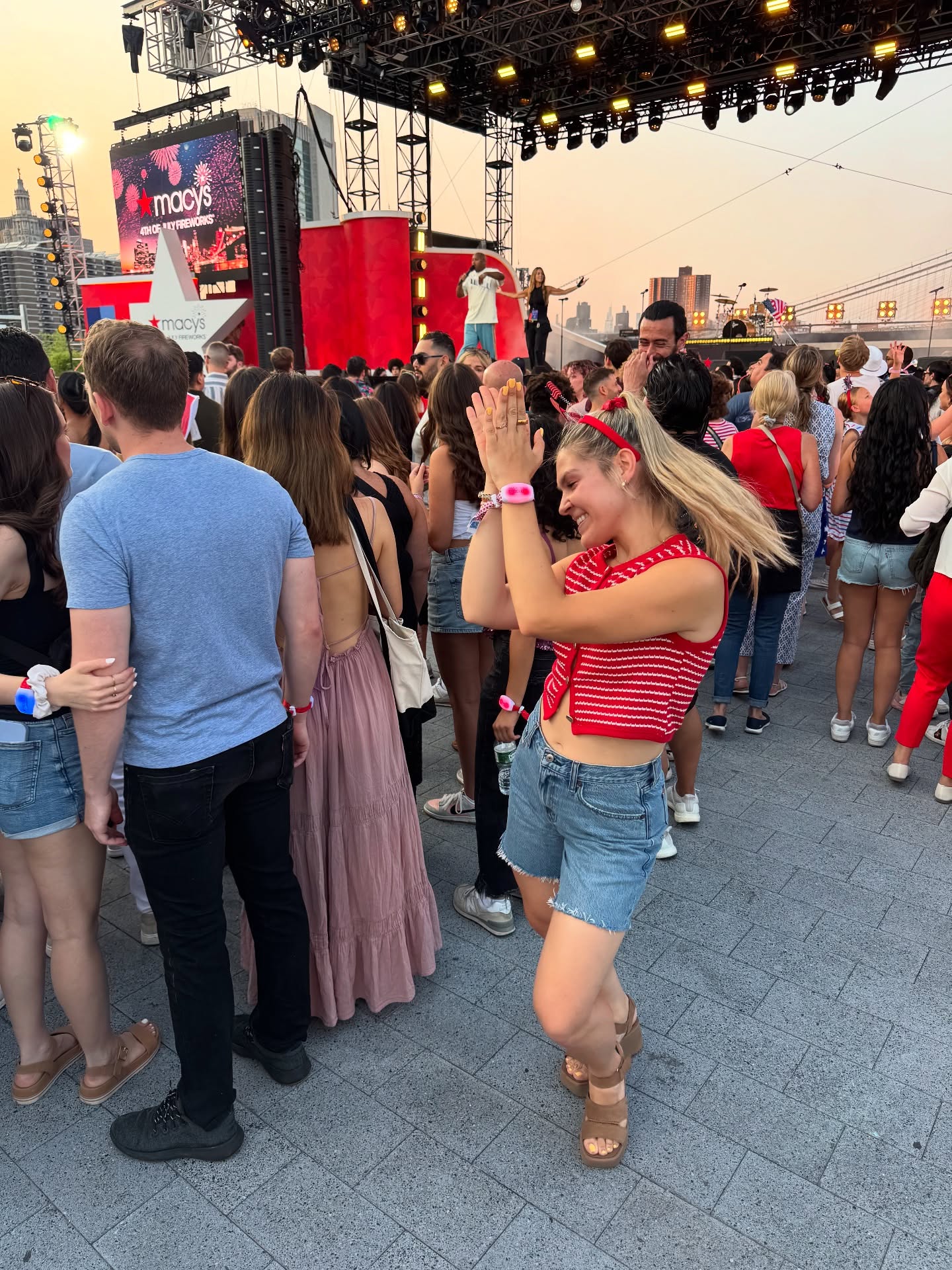 fireworks, family & @jonasbrothers — chef’s kiss, no notes 🎇😌
i love my job 🥹