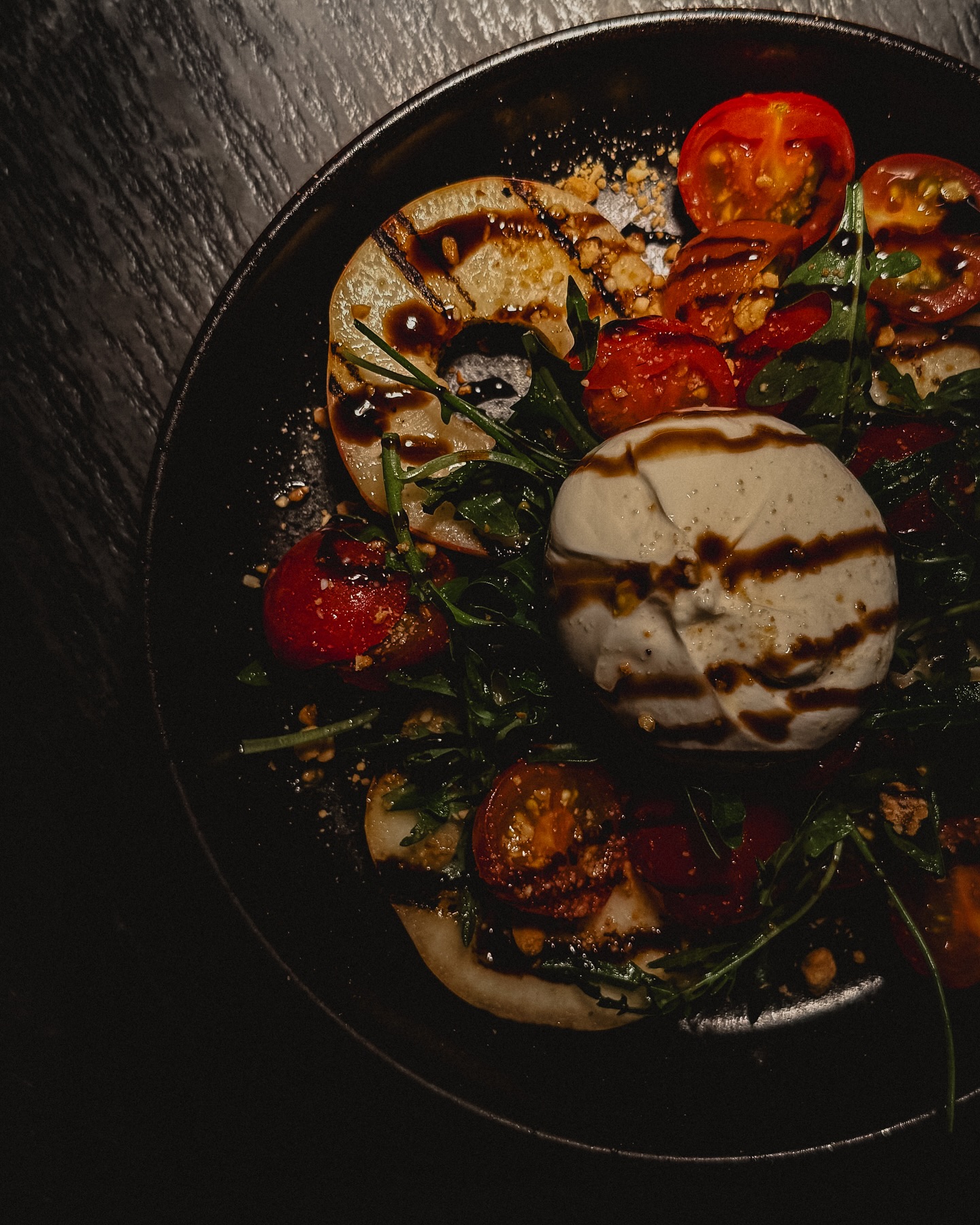 Pfirsich trifft Burrata.
Sommer auf dem Teller – süßer Grillpfirsich, cremige Burrata, Rucola & Crunch.
Fruchtig, frech, frisch. Genau unser Vibe 🤌🏼 ☀️
#new #newmenu #summervibes #sommeraufdemteller #mediterranean #zwo20passau #restaurant #artofplatingfood