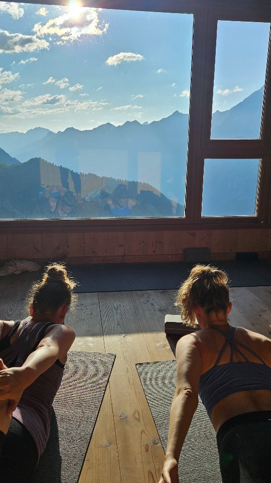 Kleiner Rückblick in unser letztes Wochenende auf über 2200m.
Kein Empfang, leckerstes Hüttenessen, Sonnenauf und -untergänge am Berg, Wanderwege für jedes Level vor der Haustür und den süßesten Panorama Yogaraum.
Ich bin immer wieder verzaubert, wie leicht es fällt hier abzuschalten und anzukommen.
Wir haben bei Sonnenaufgang meditiert, im Yogaraum geschwitzt und gefühlt, Höhenmeter gesammelt und sind beim kraxeln an unsere Grenzen gegangen. Im Gletscherfluss abgefrischt, umrandet von Bergen genappt, Kaiserschmarrn mit der Sonne im Gesicht genossen. Reflektiert, gejournalt, gelacht, geweint. Nach den Yin & Yoga Nidra Klassen von der Matte direkt ins Bett gekuschelt.
Ach war das wieder schön.
Ich liebe alles daran, an unserem Yoga Wander Retreat!
Danke an die Yogis, danke ans Hüttenteam.
@neue.regensburgerhuette
Ihr seid die Tollsten!
Im Herbst sind wir wieder zurück
Yoga Wander Retreat
19. - 21. September
🧘🏼♀️🏔
& aktuell sind noch 3 Plätze frei (:
.
.
.
.
.
#yogawanderretreat #yogastubai #neueregensburgerhütte #stubaital #2300hm #septemberretreat #goldensummer #bergliebe🏔 #stubaierhöhenweg #gletscher #eisbaden #yogaberge #yogamünchen