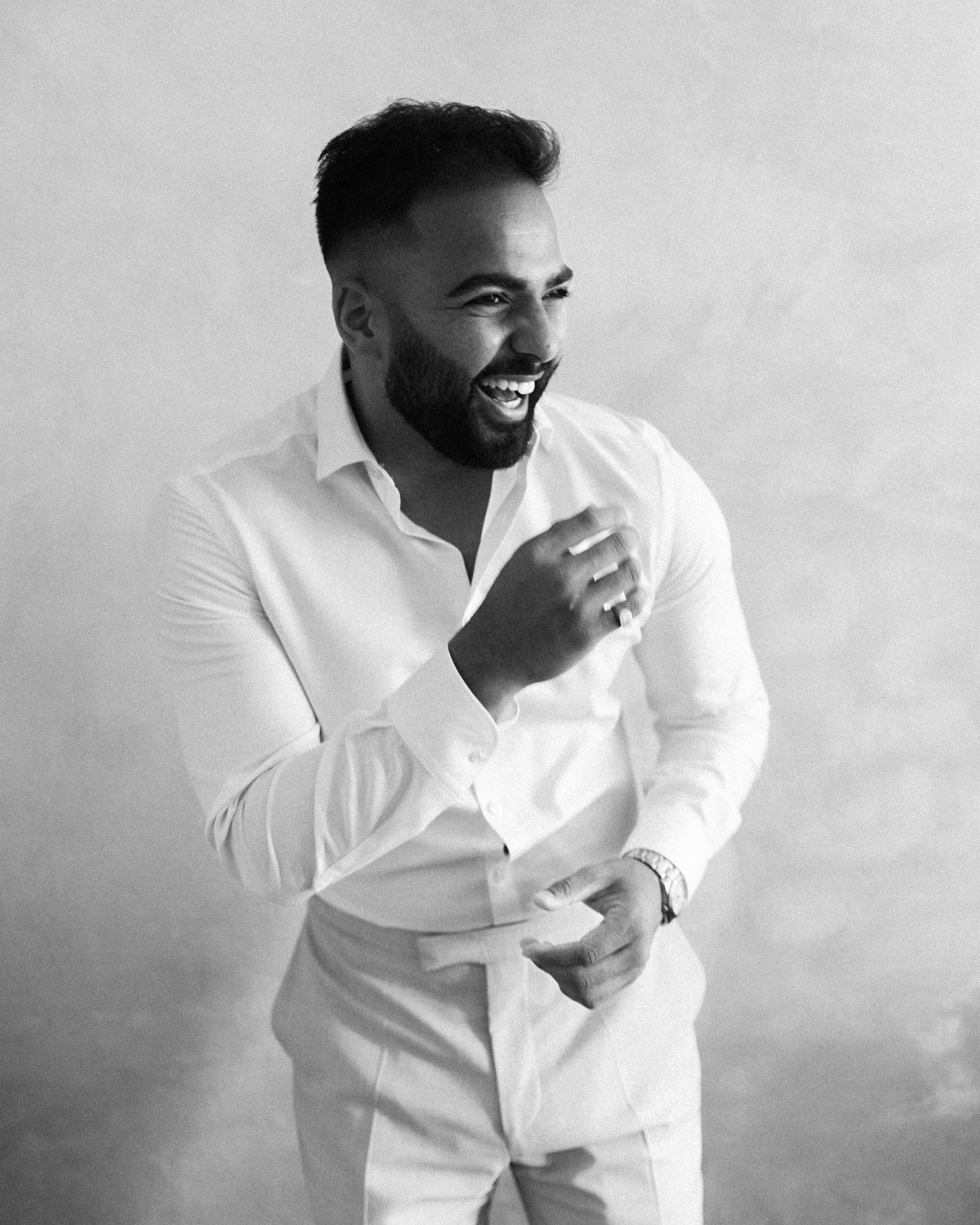 Meet Jai
Getting ready, surrounded by his people.
Moments before saying yes to forever.
.
.
@creative_and_love @hotelcastellemporda @ramsnroses @olya.kobruseva @reelamorstories @kamalevents @gintoniccat