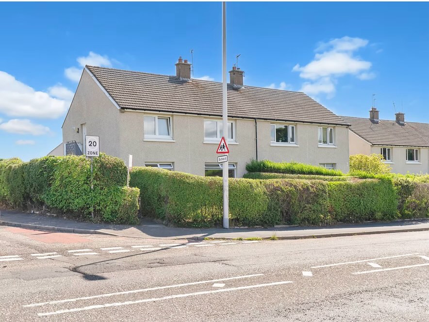 *NEW TO MARKET*
๐ชง FOR SALE
๐ COLINTON MAINS DRIVE, EH13 9AE
๐ท OFFERS OVER ยฃ185,000
A charming lower villa nestled in the highly sought-after Colinton Mains area. This property offers a well-proportioned two bedroom villa, equipped with modern comfort and valuable outdoor space with private front and rear garden.
Viewing Strictly by appointment only !
More details can be found
https://www.chrisslingproperties.com/cmd250622
DM for more details