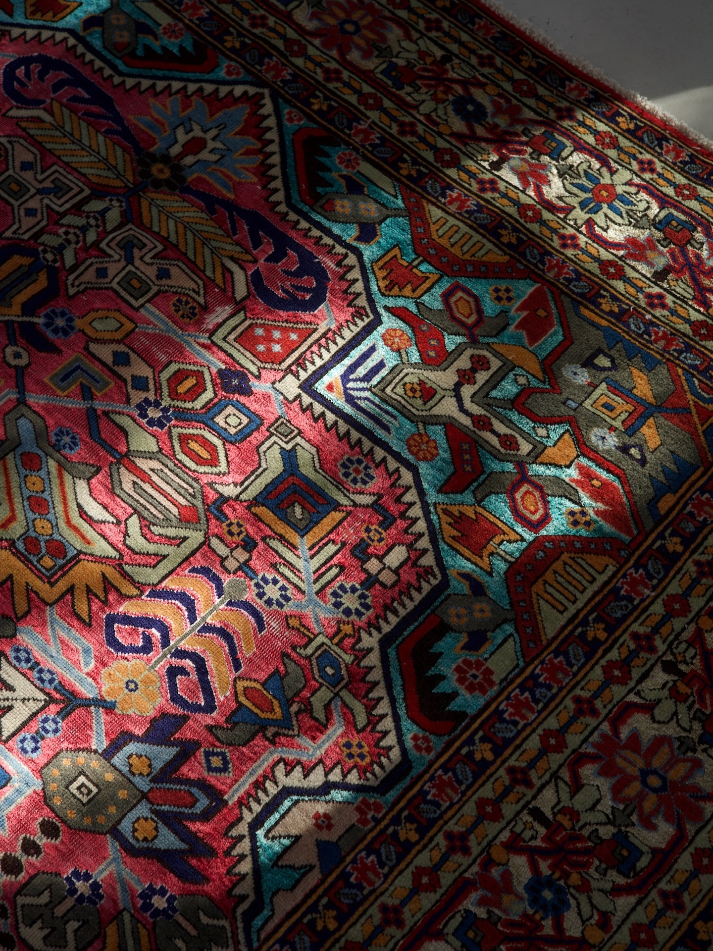 When the sun is shining, all the silk pieces come alive with chatter 🌈