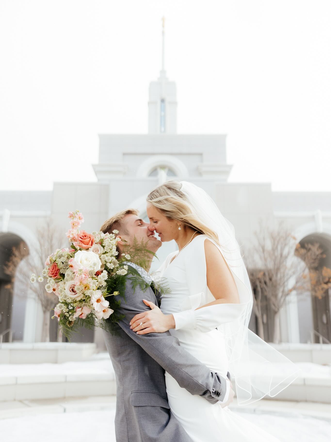 We’re quickly pausing the summer posts to share about the beautiful (and cold) wedding day for Emma & Bennett ❄️ Winter couples are total troopers!