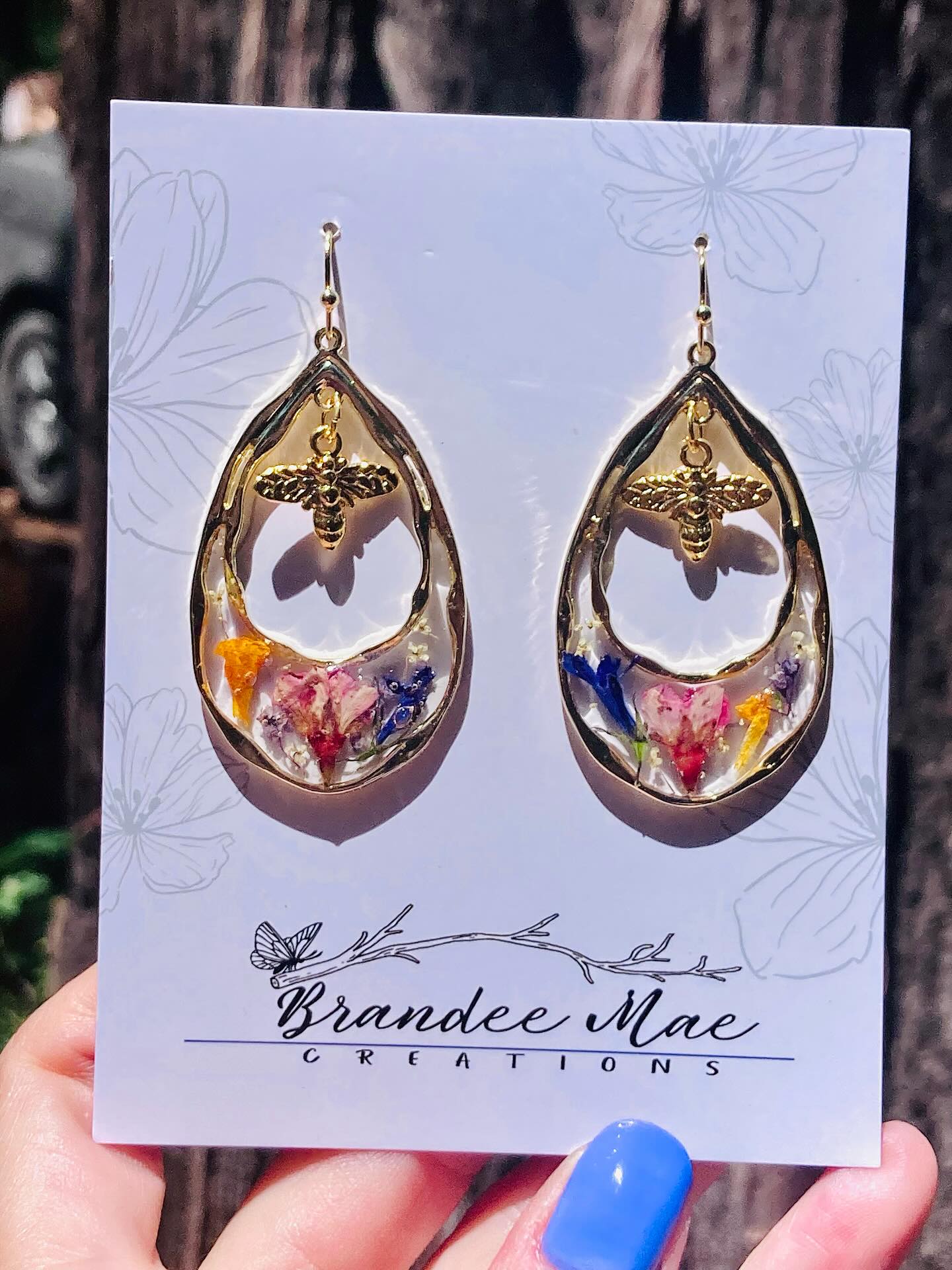 Some new Bee Dangle earrings going out to Truckee Thursdays this week. Message me if you’d like a pair before they’re gone!
#brandeemaecreations #resinartist #pressedflowerjewelry #homegrownflowers #handmadejewelry #wearableartjewelry #oneofakindjewellery