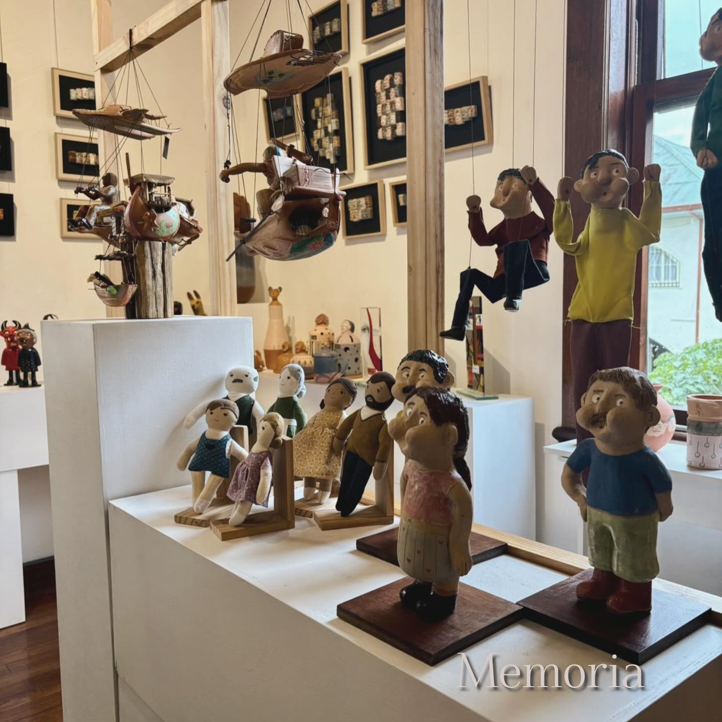 Hay historias que no gritan.
Que se tejen en silencio,
puntada a puntada,
con la calma de quien recuerda.
Cada figura de “De tal palo tal astilla” guarda el eco de una ternura antigua.
Un rostro, una caricia bordada, una presencia que custodia el amor y la memoria.
🧵
Con mucha alegría les comparto que esta colección forma parte de la exposición colectiva de arte, diseño y oficio en Galería Plural, en San José.
Podrán visitarla durante los próximos meses…
Las piezas estarán ahí,
esperando con calma.
No para ser vistas con prisa,
sino sentidas con el alma.
🪡🌿
Gracias a quienes valoran lo hecho a mano con tiempo, con alma, con historia.
#TweetTweetArtesanal #DeTalPaloTalAstilla #GaleríaPlural #SomosMemoriaViva #CreacionesConAlma #ExposiciónColectiva #MuñecosConHistoria #DiseñoCostarricense #HechoAMano