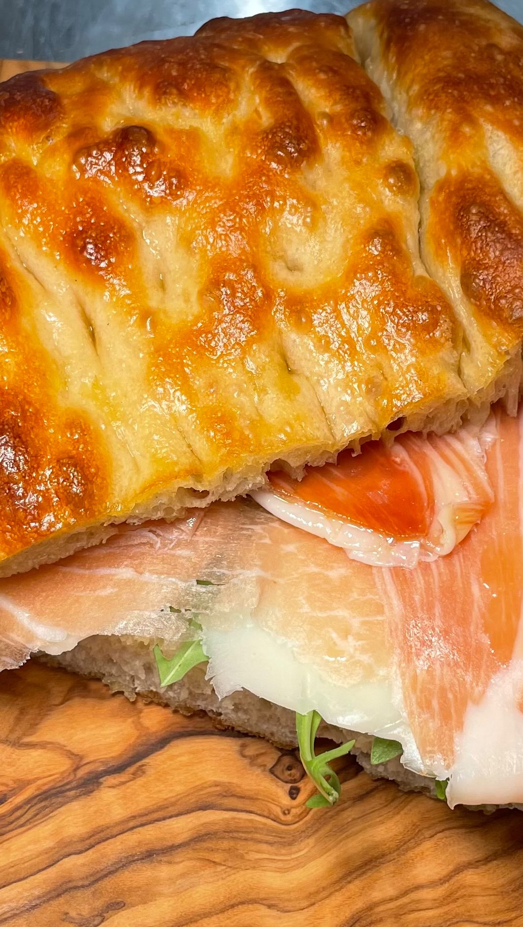 “🚨 NEW DROP at Vita Neapolitan Pizza!
Say hello to our freshly baked Italian Focaccia – golden, fluffy, and full of flavour 🇮🇹
Come try it!🔥
#focaccia #vita #food #reel #vitaneapolitanpizza #pizza #life #pizzalovers