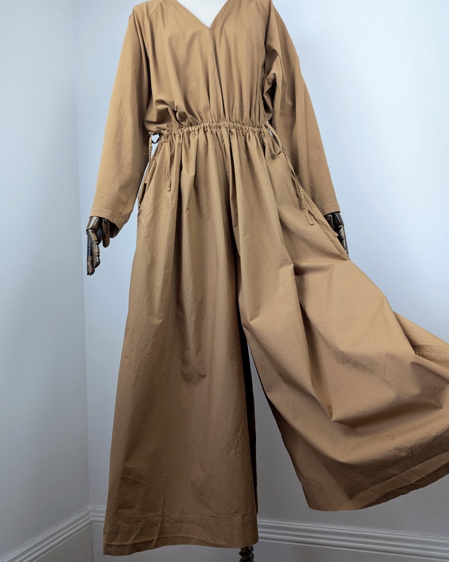 It's been a long time coming but I've finally started to populate the website with some pieces! 💪🏻😎💪🏻 Now online COS, CHLOE, D&G etc
:
#preloved
#sustainability
#reworn
#secondhandfashion