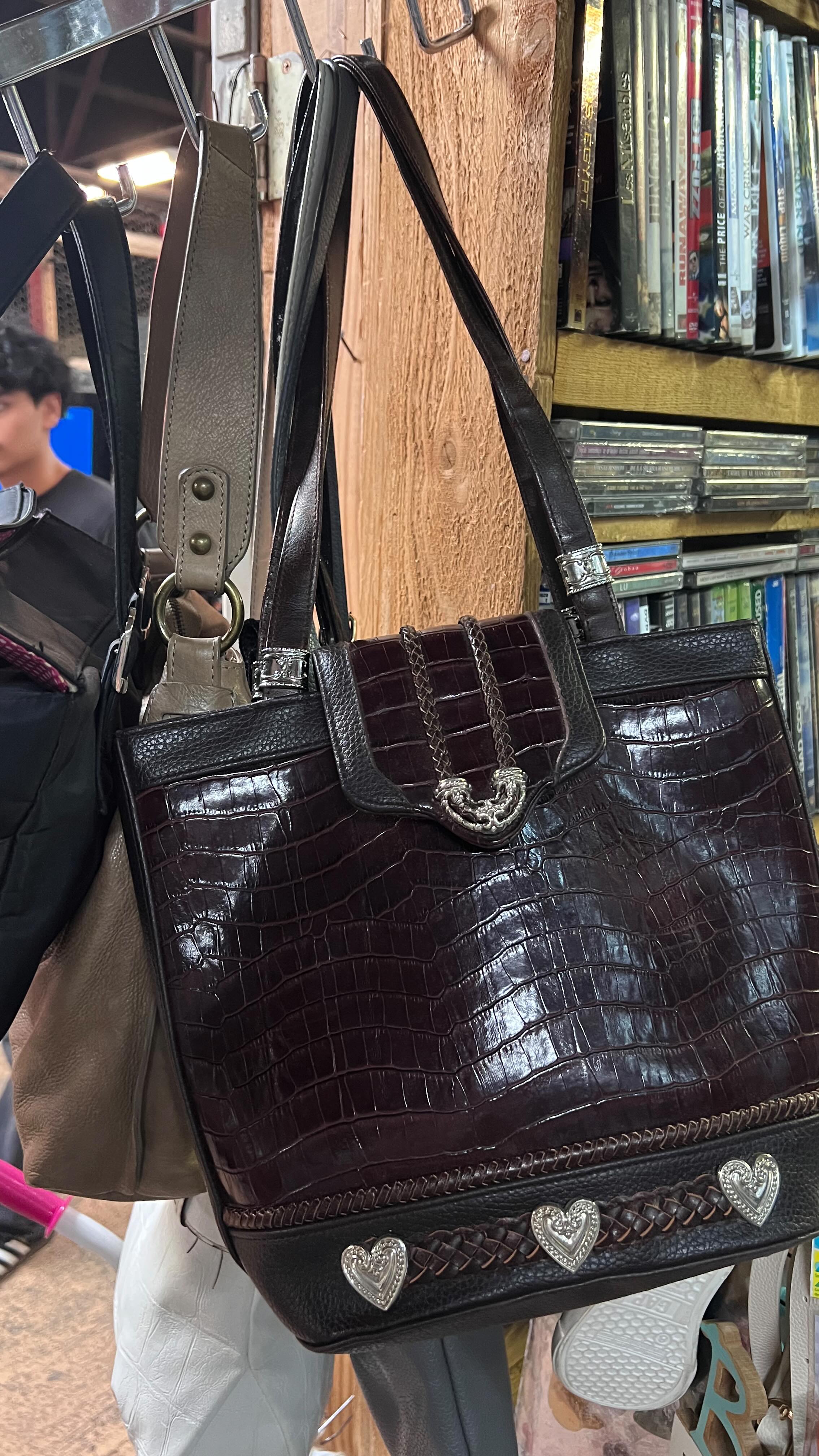 This could be you 👀 perfect holiday weekend plans! Come browse our selection this Saturday and Sunday.
#spendthedaywithme #pov #fleamarket #shopping