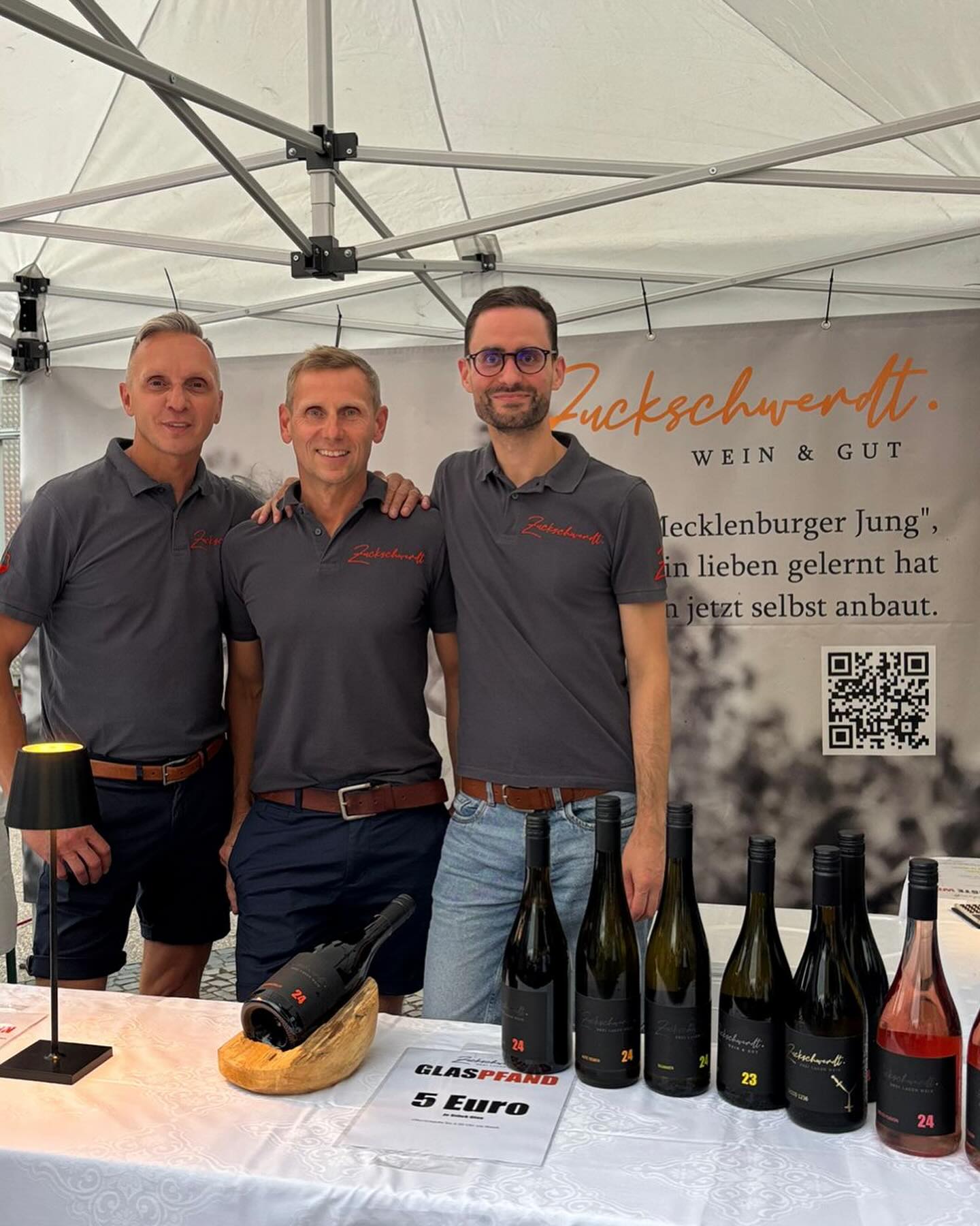 Was für ein Wochenende!
Die Wein- und Biermeile in Wittenberge war ein besonderes Erlebnis – und mit der Unterstützung meiner Familie und Freunde konnten wir gemeinsam viel auf die Beine stellen. 🍷🍻
Spannende Gespräche, viele lustige Momente und ein echtes Miteinander. Danke an alle, die dabei waren und mitgeholfen haben! ❤️
#Wittenberge #WeinUndBiermeile #DreiLagenWein #Weinliebe #Teamwork #FreundeUndFamilie