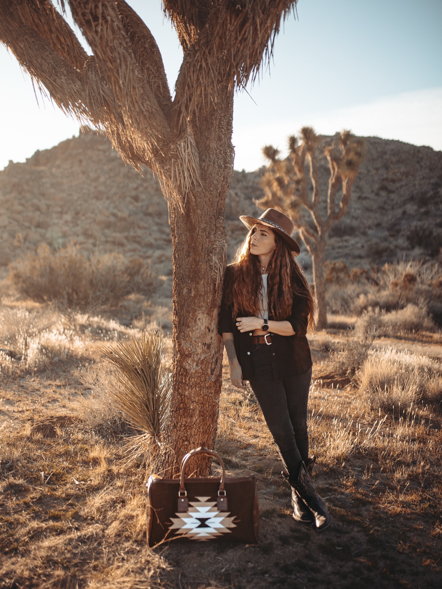 Il y a des objets qui représentent plus que ce que l’on pense 🪶
Un sac, pour nous, n’est pas juste fait pour transporter des vêtements ou une trousse de toilette.
Il est la pour emporter avec soi des envies, des départs, des rêves un peu flous.
Le goût du mouvement. Le besoin de s’éloigner ✈️
Ce sac-là, on l’a créé avec cette idée en tête : qu’il vous accompagne sans jamais vous freiner.
Qu’il soit prêt à partir quand vous l’êtes.
Qu’il devienne complice de vos virées imprévues, de vos moments suspendus, de vos retours pleins de poussière et de lumière.
Pas un accessoire.
Un bout d’histoire en devenir.
Quelle sera la vôtre ? 🤍
#sacdevoyage #espritnomade #summer #compagnonderoute #évasion #travel #travelaccessories