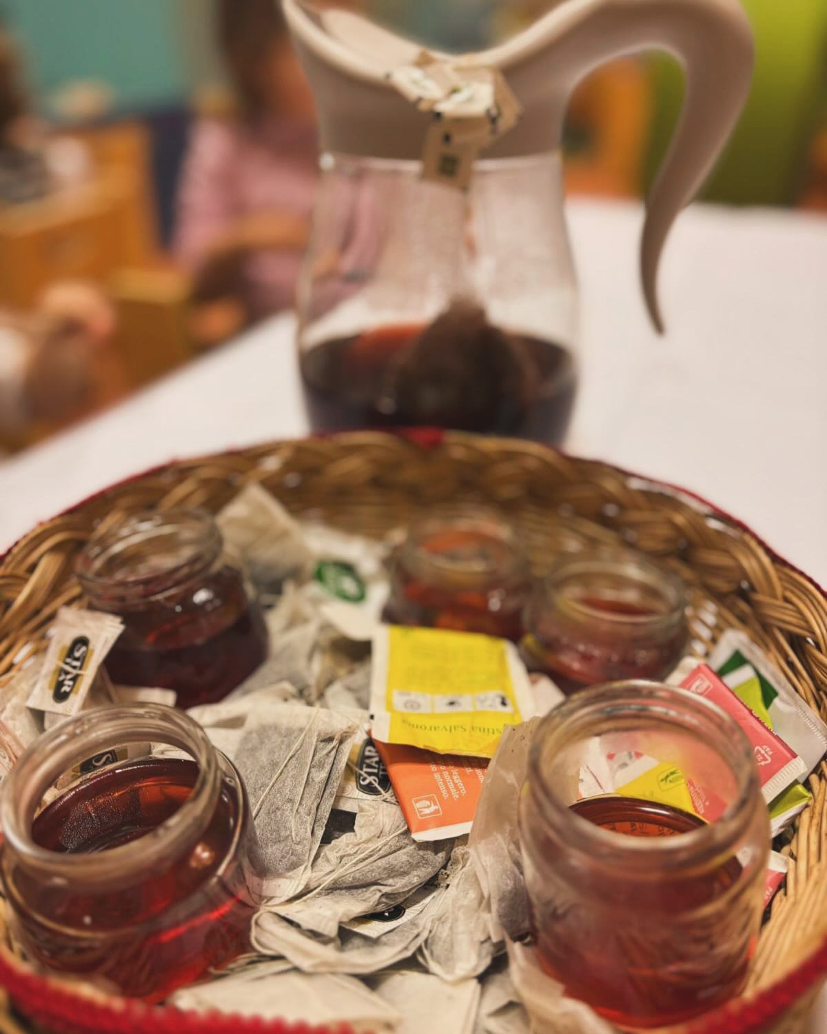 Perché la pittura non è fatta solo di pennelli!
#esplorazione #esperienzasensoriale #attraversoisensi