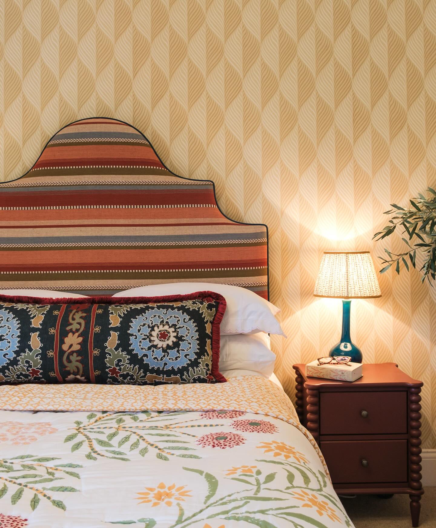 Over the last few weeks we’ve been sleeping in our spare room whilst our bedroom gets a revamp. It’s got me thinking firstly, how fortunate we are to have a spare room and the additional space. Secondly, I no longer want this room to feel redundant or ‘spare’.
Every inch of space we have in our homes is precious and I’m determined to start using this room more regularly. As a space to retreat to for some quiet time, reading, working, thinking, sleeping.
No more to be used as a dumping ground for things I don’t know what to do with, no longer residing in the dusty shadows, not just a side note in the story of our home. This room is getting promoted to a main character and shown some love!
I’ll report back in a years time to let you know if any of the above actually happened 😂
📸 @katie_pryde_photography