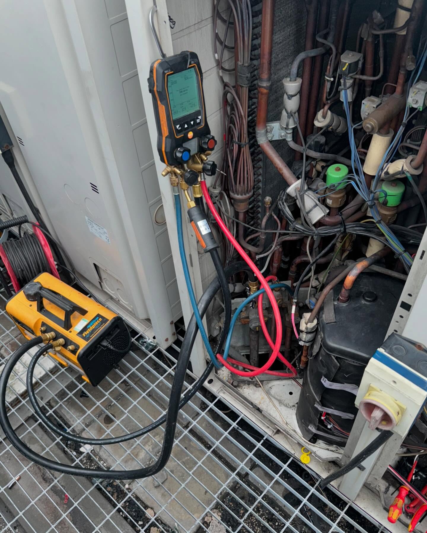 Inverter compressor, inverter PCB & all harnesses replaced yesterday on this REYQ12 series VRV. The compressor had failed due to an leak on the oil return line & failed connection on the inverter reactor terminal