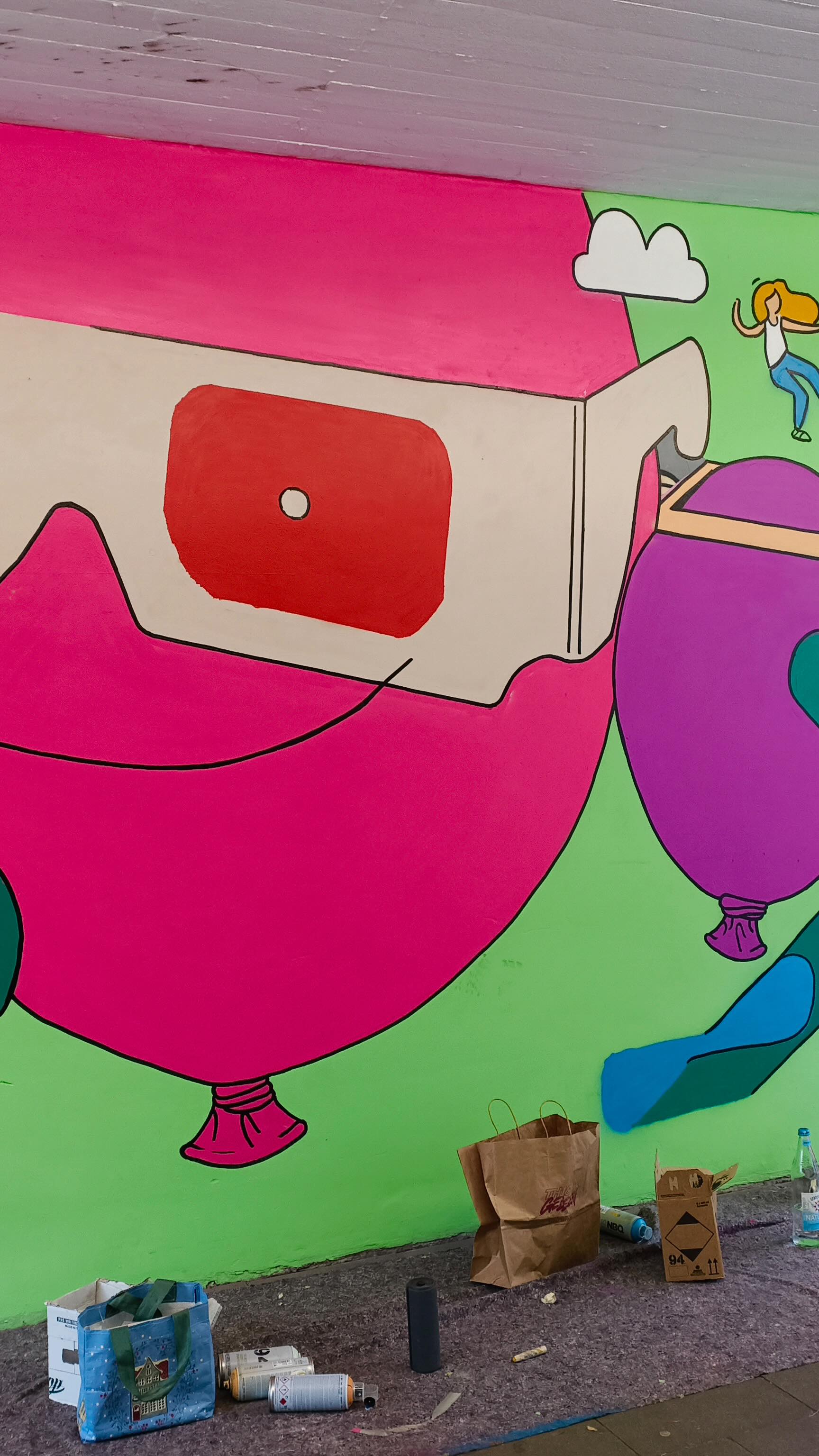 In den vergangenen Monaten hatten wir die besondere Gelegenheit, Teil der gestalterischen Neuausrichtung des Rhein-Ruhr Zentrums in Mülheim an der Ruhr zu sein. Im Zuge der umfangreichen Umbau- und Entwicklungsmaßnahmen wurde auch der Verbindungstunnel zwischen dem RRZ und der U-Bahn als kreativer Raum neu gedacht – gemeinsam mit Studierenden des IBKK Design und Kunstzentrums durften wir diesen Raum mit einer großformatigen Wandgestaltung neu interpretieren. 🎯🪄🎨
Ein herzliches Dankeschön an alle beteiligten Studierenden, an das IBKK Team und vor allem an @studio_sarosh , sowie an Eurofund Group, CBRE und die Stadt Mülheim an der Ruhr für das Vertrauen in die gestalterische Kraft junger Positionen. Es ist wichtig, solchen Perspektiven Raum zu geben – nicht nur als Dekoration, sondern als Teil echter Veränderung im Stadtbild.
#KunstimöffentlichenRaum #IBKK #Wandgestaltung #RRZ #Transformation #DesignimKontext #SupportYoungArtists #Gestaltungwirkt #MülheimanderRuhr #UrbanArt #RaumfürIdeen #RheinRuhrZentrum