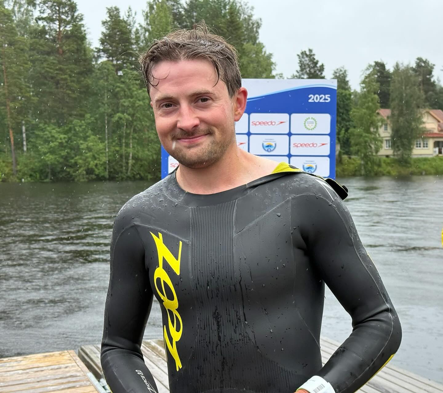 🏊Löparstjärnan Oscar Claesson från Gnosjö är ny rekordhållare i En Svensk Klassiker.
🏊Han genomförde hela En Svensk Klassiker med de fyra delmomenten Lidingöloppet, Vasaloppet, Vätternrundan och avslutningsvis Vansbrosimningen på den totala tiden 13:44.09.
– Jag är ju från Småland så jag tänker fira med ostkaka, sade Oscar efter målgång i Vansbro.
🏊Simloppet hade han 1.02 på sig att göra för att klara rekordet och han simmade i mål på tiden 53.09.
🏊Så med god marginal slog han det tidigare Superklassikerrekordet som innehades av Oskar Svärd och löd 13:57.16.
– Nu kommer jag nog att satsa mer på löpningen igen, men visst blir jag sugen på att fortsätta göra klassikerloppen, summerade Claesson efter Vansbrosimningen.
🏊Stort grattis!
🏊Oscar Claessons tider i de olika klassikerloppen:
Lidingöloppet: 1:39
Vasaloppet: 3:54
Vätternrundan: 7:18
Vansbrosimningen: 53:09
@vansbrosimningen
@ensvenskklassikerofficiell
Teamet är grymt imponerade och glada för Oscars och att vi fått vara med på resan! 🥇
#vilden