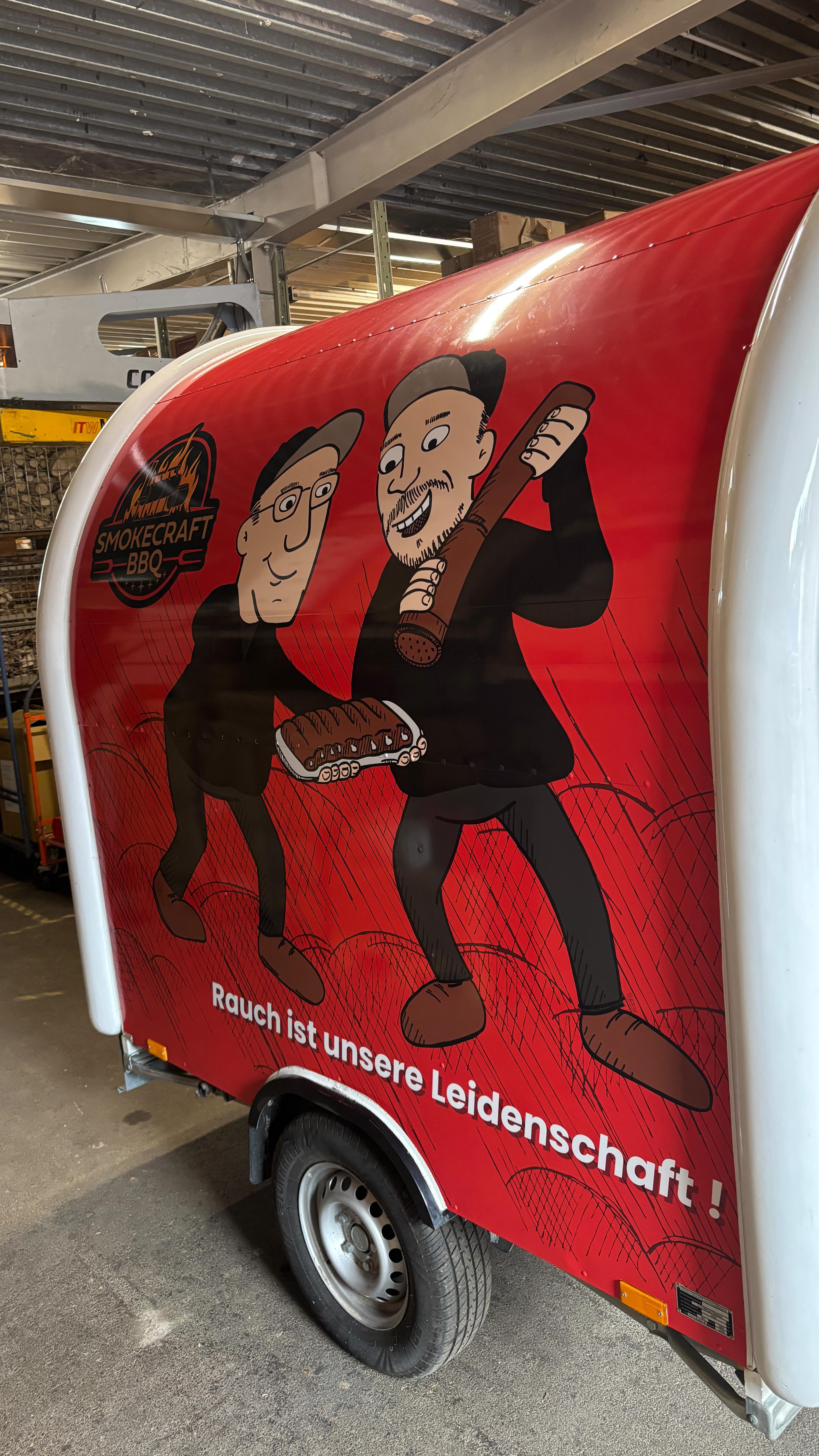 Ecke und Hemsen haben ihren eigenen Foodtrailer 🔥 🥩 🍟 🍔 Danke liebes Team von paardeco Innsbruck #bbq #smoker #feuer #inzing #selfmade #pulledpork #tirol #fleisch #holz #brisket #love #folie #beklebung #regional #besteleben #selfmade #smokecraftbbq #essen #foodporn