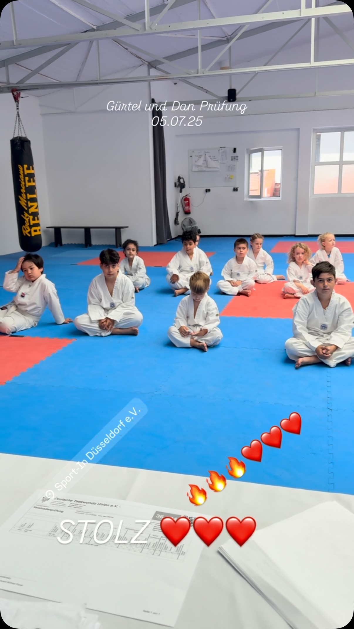 Heute 05.07.25 fand unsere 1.Gürtel und 2 . Danprüfung im Sport-In statt. 115 Prüflinge unterteilt in Gruppen haben ihren nächsten Gürtel verdient erreicht.
11 Uhr begann die erste Gruppe. Anschließend die 2. Gruppe mit Weißgelb… 3. Gruppe alle ab Gelb Gurt.
Zum Schluss alle Gurte ab 12 Jahren und Danprüfung.
Von 11 Uhr bis 20 Uhr standen wir als Prüfer und Helfer da.
Es war ein toller Tag und ein anstrengender wegen meiner Verletzung. Ein Riesen Dank gilt an mein Team, die mir so unter die Arme gegriffen haben!! Danke an die gesamte Familie Idrizi die alles in Bewegung gesetzt haben und mich so toll unterstützt haben. Auch ein danke an Mara, Zeliha, Agapi und Lara …
Es war einfach nur GEIL…
DANKEEEE