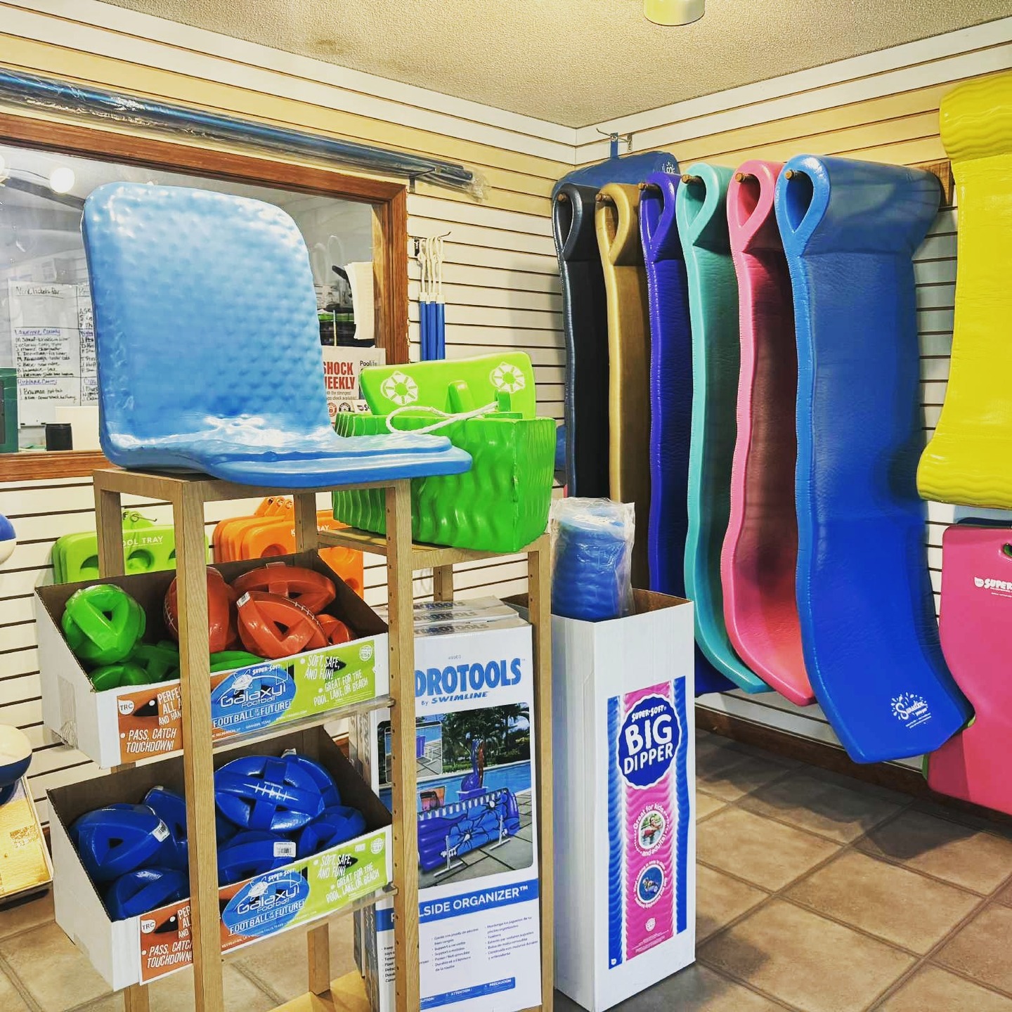 For everyone that has been waiting...
Our new float shipment has ARRIVED! Come get the color you want before they are sold out again!
#liveyourbestpoolife #treatyourself❤️