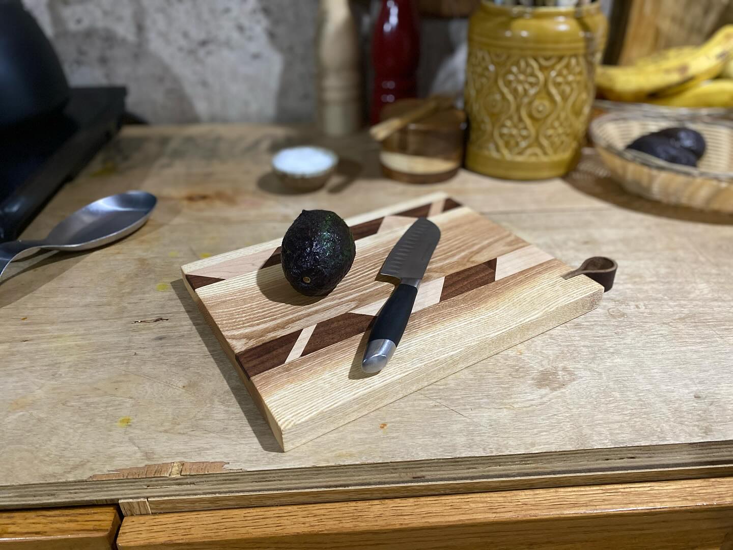 White Oak cheese board with leather straps and walnuts inlay. #woodworking #kitchen #cheeseboard