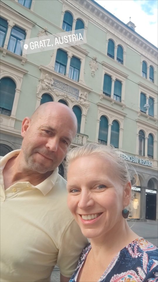 Večerní randění v Gratzu 😍
Ve čtvrtek večer jsme si dali romantiku ve Štýrském Hradci, kde ani jeden z nás nikdy nebyl. Po večeři v asijské restauraci jsme se vydali, kam nás nohy nesly a ty nás zanesly do místní štoly, kterou jsme původně mysleli, že dojdeme dolů zpět do města. Nakonec jsme v ní ale odbočili nečekaně k výtahu a ten nás vyvezl až nahoru na hrad.
A tam nás čekalo další překvapení v podobě právě probíhající summer festu... A tak jsme si dali romantický drink s výhledem na město a zpět se svezli lanovkou v ceně jízdenky na MHD.
U radnice jsme pak zahlédli pietní místo se svíčkami a plyšáky a tak zjistili, že v červnu tady proběhla střelba na střední škole, která si vyžádala oběti z řad dětí i učitelů 😢.
#vimteamcz #visitsteiermark #visitaustria #gratz #visitgratz