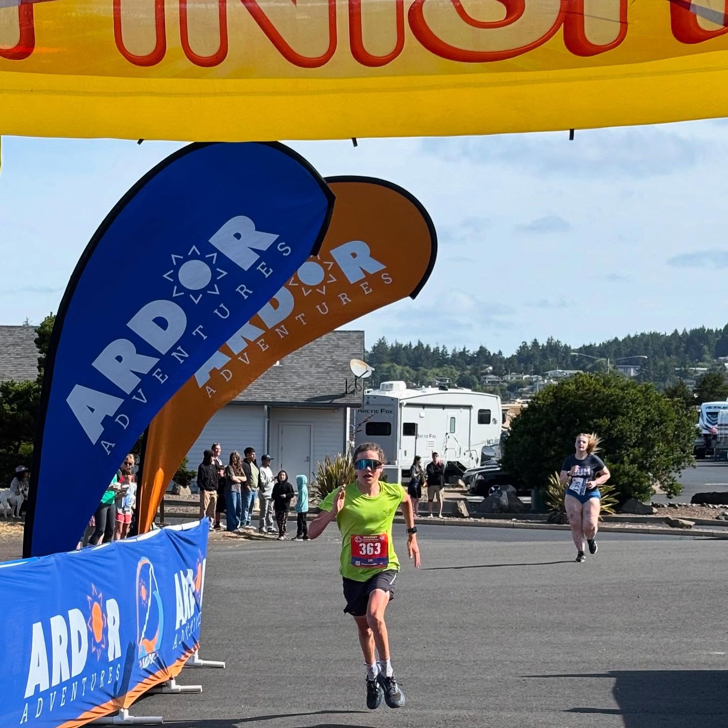 Another awesome Oregon day! Sitka and Joce spontaneously joined the Newport Celebration Run which was quite a party (Sitka won 3rd overall in the 10km race, and Joce was 3rd in her age category!) and then another stunning bike ride down the coast. Ed’s knee has been acting up so he managed to hitch a ride with a super nice family from St Catharines :) We all met back up at yet another great hiker-biker campsite, and are hoping that Ed heals up soon so he can join back in to the biking fun!
#oregon #oregoncoast #oregoncoastbikeroute #biketouring #bikepacking