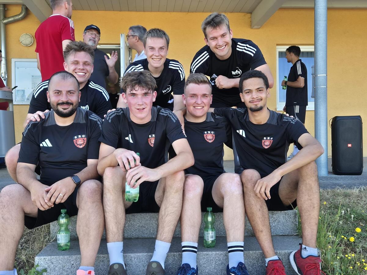 ✅ Erfolgreicher Regionaltermin in Haiterbach!
📍 Der Bezirk Alb startet motiviert in die Saison 25/26 💪
👀 8 Schiedsrichterinnen gehen in der Bezirksliga an den Start!
⚽️ Lilly Temme komplettiert das Team und bereitet sich beim Frauen-Lehrgang vor!
#SRinnenPower #Bezirksliga #Saison2526 #BezirkAlb #Haiterbach #SchiriTeam #srgtübingen #srgmünsingen #srgreutlingen #ehrenamt #dfbschiris