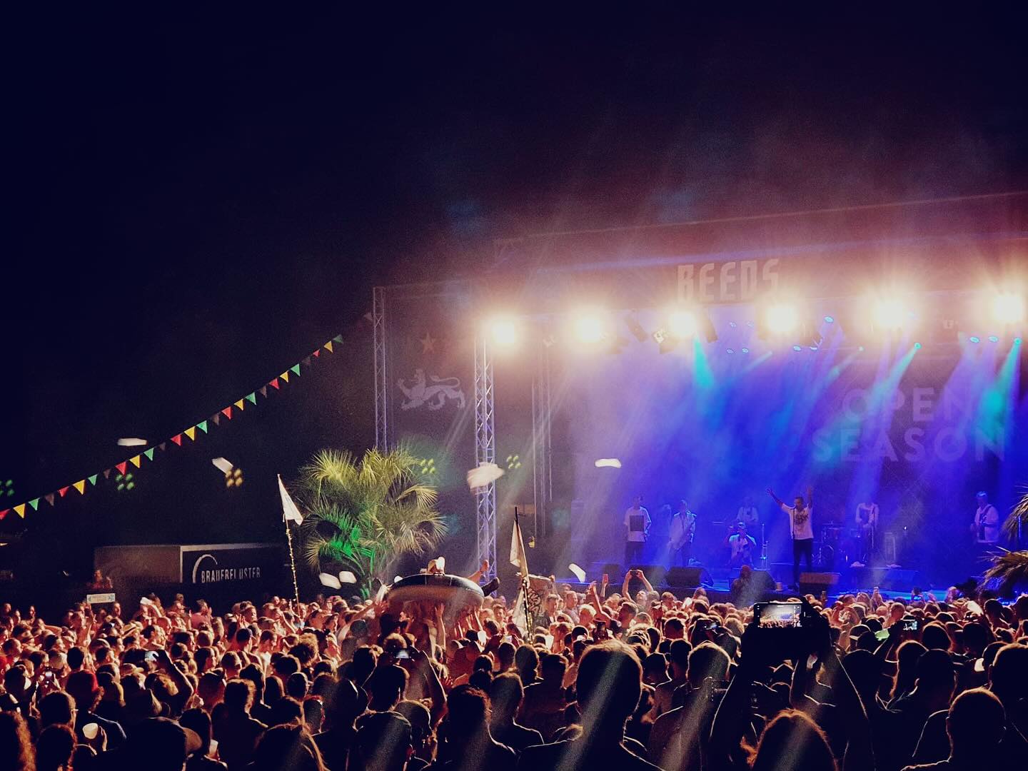 Die Hosts 😍
Mit Santosh, Blaze-I und dem Neuzugang Efa aka Miss MC Coconut führen uns drei wunderbare Persönlichkeiten durch die Reeds-Tage. Wir freuen uns sehr, liebes Host-Team! ❤️💛💚
https://www.reeds-festival.ch/line-up
#reedsfestival2025 #reedsfestival #reedsfamily #pfäffikonzh #pfäffikersee