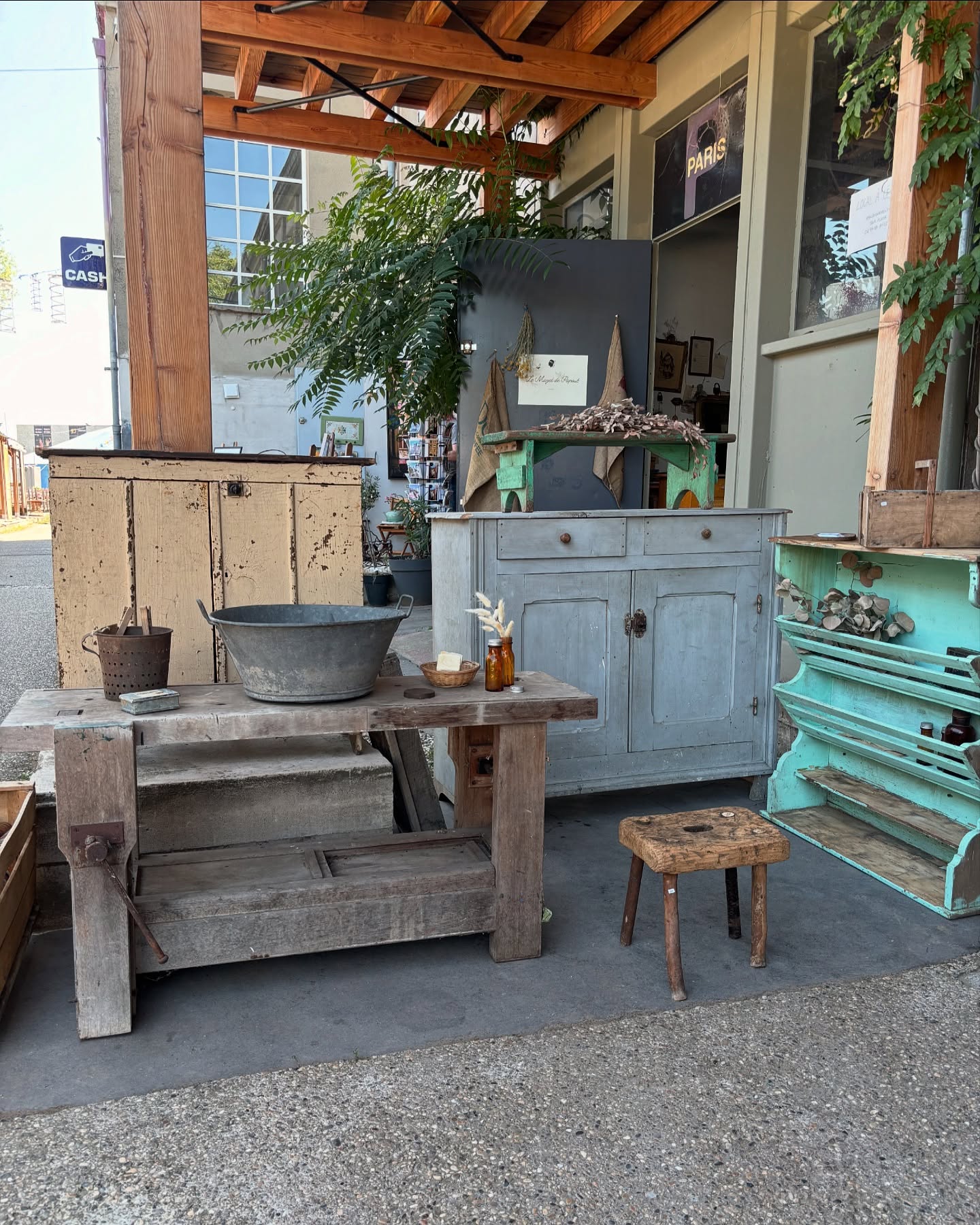 Retour de chine… 🍃
Parce que la vie des meubles chinés c’est aussi ça; de la poussière, des traces du passé, des toiles d’araignées, des peintures craquelées, des planches déclouées… avant les jolis post visibles sur Instagram 🤍
Tout ce beau monde passera par l’atelier pour finir à la boutique ou… peut-être à la maison 🏡
Bon lundi !
#brocante #puces #chiner #retourdechine #frenchfleamarket #homedecor #pucesducanal #lyon #brocanteshop #decorationdinterieur #brocanteenligne #chinerie #meublepatiné #meubleancien #frenchbrocante