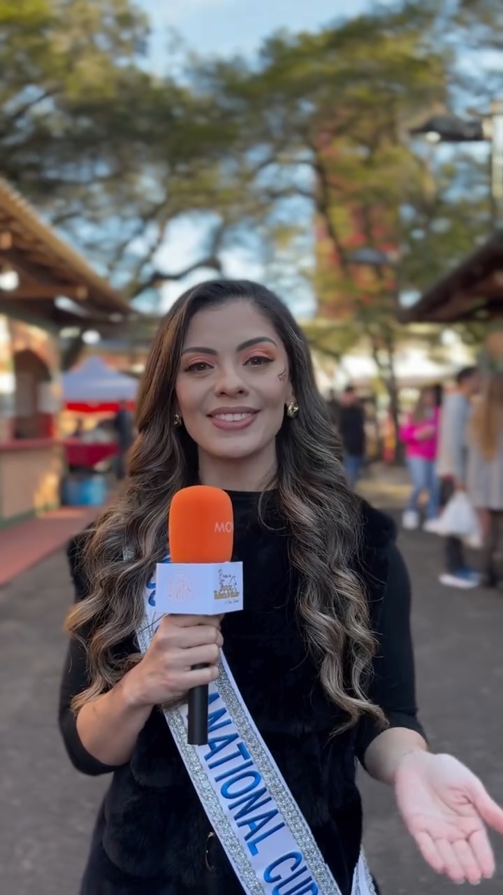 🎀✨ Recebemos uma presença ilustre na 41ª Festa do Frango, Polenta e Vinho: a Miss Curitiba! 👑💫
Ela veio prestigiar essa tradição tão querida de Santa Felicidade, experimentar as delícias típicas 🍗🍷 e sentir de perto o carinho desse povo acolhedor 💛
Santa Felicidade está em festa — e você também é nosso convidado especial! Vem viver esse clima com a gente! Vai só até domingo!
#MissCuritiba #PresençaIlustre #FestaDoFrango #SantaFelicidade #TradiçãoItaliana #VemPraFesta