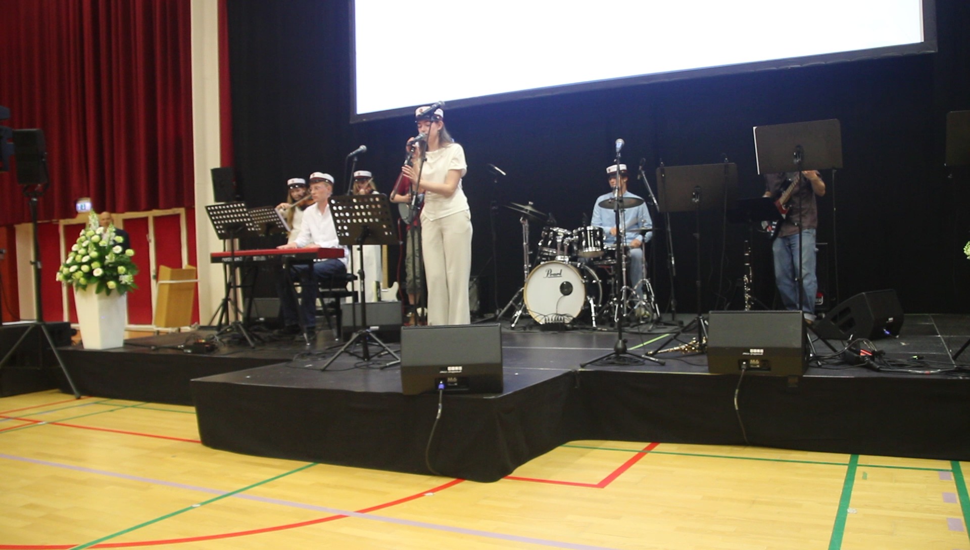 God sommerferie🌞
Et genhør med den fantastiske udgave af "I Danmark er jeg født" fremført af musikeleverne til årets Dimission 🥰