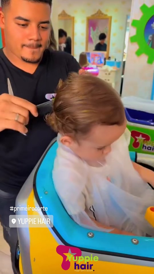 🎥✂️ Hoje foi dia de um momento inesquecível: o primeiro corte de cabelo do Theozinho! E quem teve a honra foi o nosso querido Tio Paulo, que caprichou no estilo e no carinho. 💇♂️✨
Entre sorrisos, caretas e muita fofura, o Theo arrasou na cadeira e já mostrou que tem atitude de gente grande! 🧒❤️
💈 Porque aqui cada corte é uma memória pra vida inteira!
#PrimeiroCorte #CorteInfantil #CorteDoTheo #TioPaulo #MomentosQueMarcam #BarbeariaComAmor #TheoEstiloso #FofuraEmDobro #CorteDeCabelo #MemóriaAfetiva #EstiloDesdeCedo #CriançaLinda #ReelsBrasil