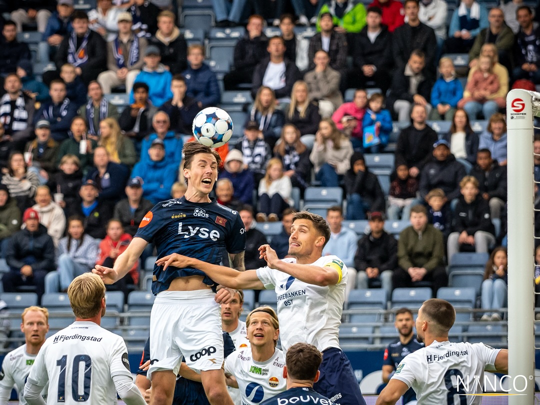 Viking 1-0 Strømsgodset. Both time and opportunity were perfect today. It had been a long time since I last photographed my childhood favorite Norwegian team. It didn’t matter that it was raining, as long as it was a wonderful home win.