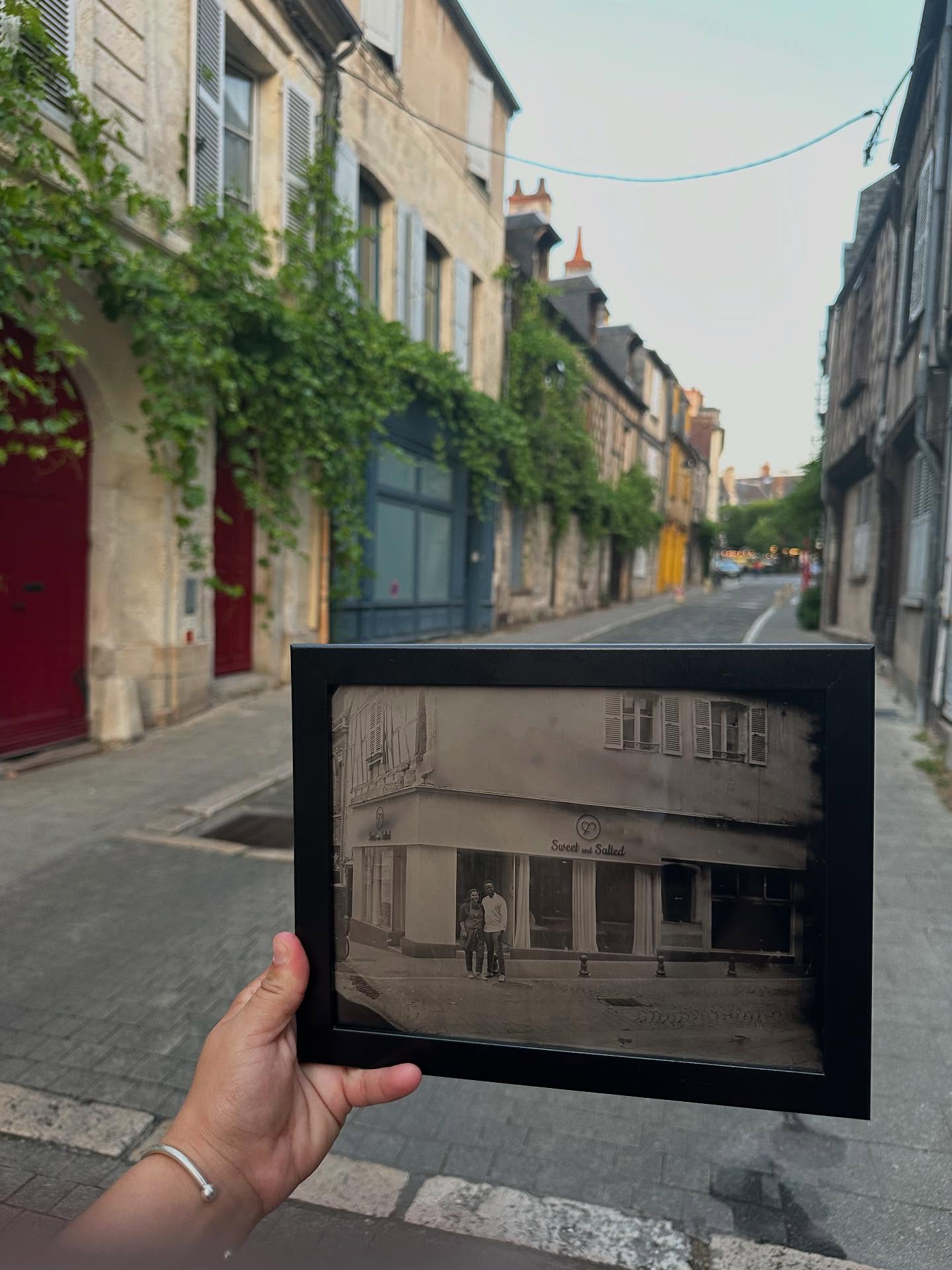 Mais on est où? 👀
On est fier de participer au super projet porté par l’ @ocab.bourges qui permet de mettre en lumière les commerces du centre ville là où vous ne les avez jamais vu, & de montrer tous ces visages que vous n’avez peut être pas encore aperçu ! 🤩
& on avait envie de jouer avec vous, encore ! Ça vous dit ? 🥳
Alors essayez de nous retrouver en ville… 🔎
& partagez en story votre photo aussi fun que possible en taguant : @sweet_and_salted / @noire_chambre / @ocab.bourges
& sans oublier de nous suivre aussi ! ⏭️
On fera un tirage au sort 🗳️
le 14/07 à 21:00, parmis les photos partagées 📷
& le/la gagnant(e) 🏆aura un portrait studio 13x18 chez @noire_chambre d’une valeur de 120€. 🖼️
Alors à vos pieds… appareils… PHOTO ! 📸
#ocab #photovintage #alancienne #concours #giveaway #bourges #sweetandsalted #cadeau #gift #summertime #discoverbourges #igersbourges #hellobourges
