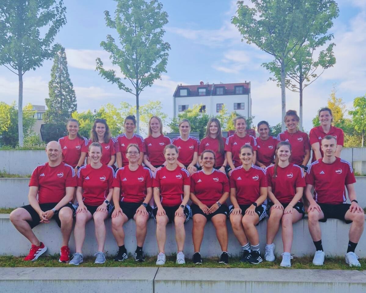 📣 Fußballerinnen im Kreis Reutlingen aufgepasst! ⚽
Der wfv‑Frauenkader hat sich am Wochenende in der Sportschule Ruit optimal auf die kommende Saison vorbereitet – mit dabei: Kerstin Holzmayer aus der 2. Frauen-Bundesliga, die die SRG Reutlingen vertreten hat und den Lehrgang erfolgreich abgeschlossen hat.
👉 Und jetzt kommt ihr ins Spiel:
Die SRG Reutlingen sucht neue Schiedsrichterinnen, um im wfv‑Kader noch stärker präsent zu sein.
Ob aktiver Einsatz auf dem Platz oder das eigene Verantwortungsgefühl – ihr könnt zeigen, was in euch steckt!
📅 Unser nächster Neulingskurs:
01.–13. September 2025 in der Kreuzeiche Reutlingen, Presseraum im Stadion An der Kreuzeiche 4
📧 Anmeldung ganz einfach per Mail: neulingskurs@srg-reutlingen.de
🌐 Oder direkt über unsere Website: srg‑reutlingen.de/about
Warum DU Schiedsrichterin werden solltest:
Sportlich, körperlich und mental gefordert – genau wie du es vom Fußball kennst.
Übernehmt Verantwortung und seid aktiv mit dabei
Wertvolle Gemeinschaft und viele Benefits (z. B. Aufwandsentschädigung, freier Eintritt)
Dein Weg auf den Platz:
Melde dich zum Neulingskurs an (01.–13.09.)
Erlebe Info-Abend, Theorieeinheiten, Praxis
Besteh die Prüfung & starte deine Ausbildung
Werde Teil des wfv-Kaders – genau wie Kerstin!
Neugierig geworden?
Dann schnapp dir jetzt deinen Platz – Anmeldungen auch für Fußballerinnen ganz ohne Schiri-Vorgeschichte! 👏
✉️ neulingskurs@srg‑reutlingen.de
🌐 www.srg‑reutlingen.de/about
Zeig, dass Frauen‑Power nicht nur beim Ball, sondern auch mit Pfeife zählt! 💪
#Schiedsrichterin #Fußballerinnen #Reutlingen #wfv #SRGReutlingen #Neulingskurs #FrauenImFußball #ehrenamt #dfbschiris #dfbschiedsrichterin