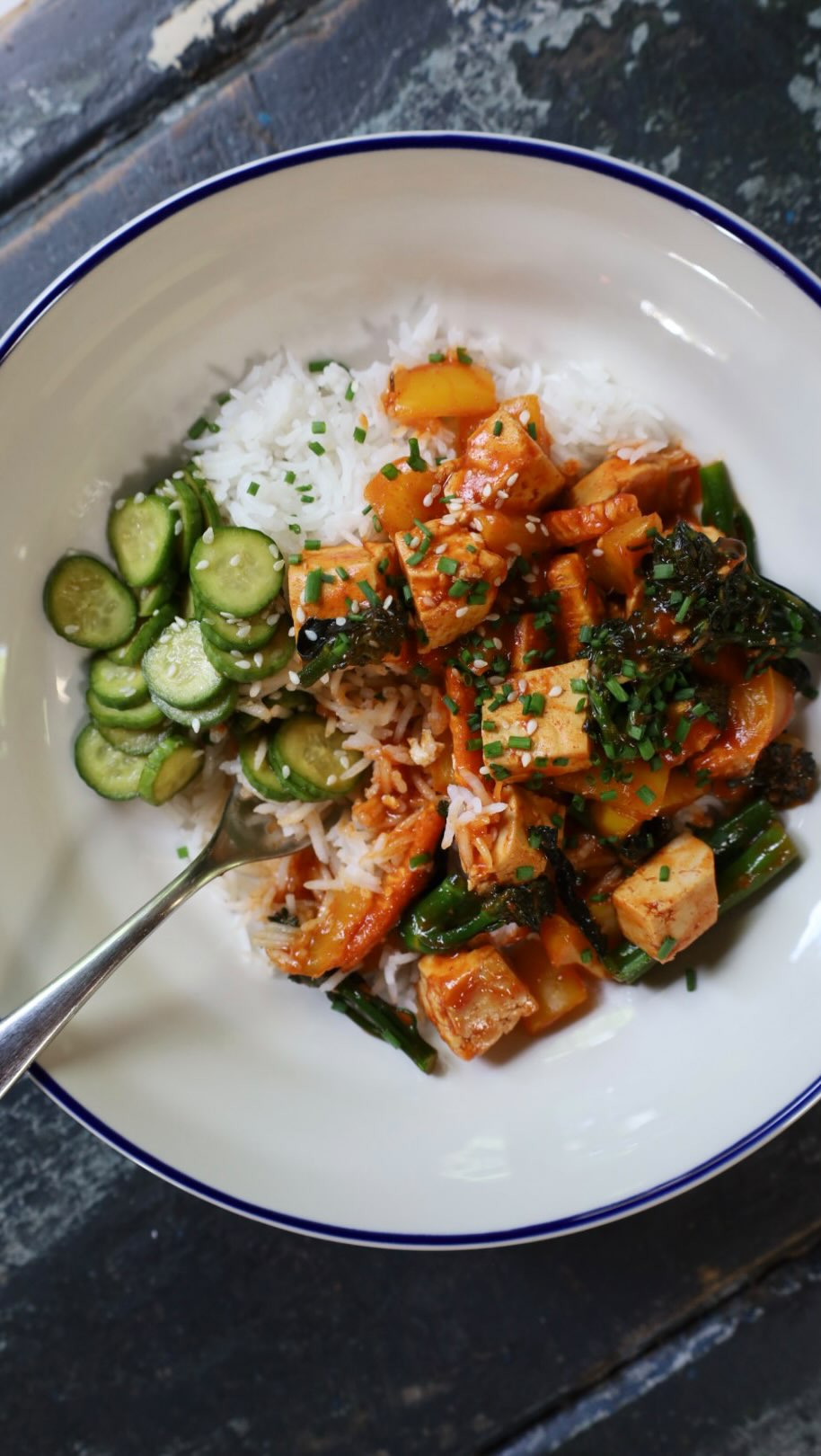 What’s for dinner? Spicy Tofu and veg with fluffy rice and asian inspired pickled cucumbers. Dinner is served 😮💨 This is a go-to for using up any random vegetables in the fridge.
I’ve made this using @tofoo tofu of course 👌
#gochujang #spicytofu #fakeaway #veganerezepte #foodblogger #foodreels #gesunderezepte #recipeblog #plantbased