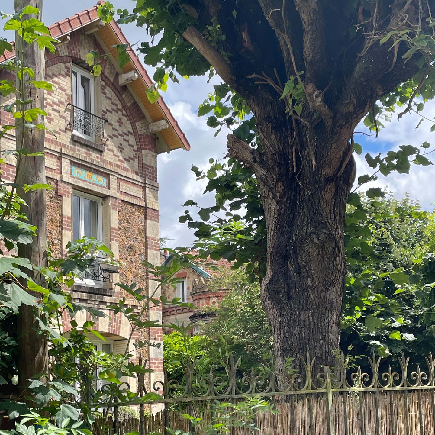 Nouvelle étape dans notre découverte du territoire Paris Ouest La Défense ! 🗺️
Pour cette deuxième journée sur le terrain, direction 𝐆𝐚𝐫𝐜𝐡𝐞𝐬, un écrin à la fois urbain et naturel, où patrimoine architectural et arbres remarquables se côtoient.
Au fur et à mesure de cette journée, notre équipe s'est laissée surprendre par le charme des maisons de caractère et la beauté des arbres centenaires qui bordent les rues garchoises.
Un cadre si paisible qu’il en fait presque oublier la proximité immédiate de Paris… et pourtant, la capitale n’est qu’à quelques pas.
#PLUi #urbanisme #amenagement #garches