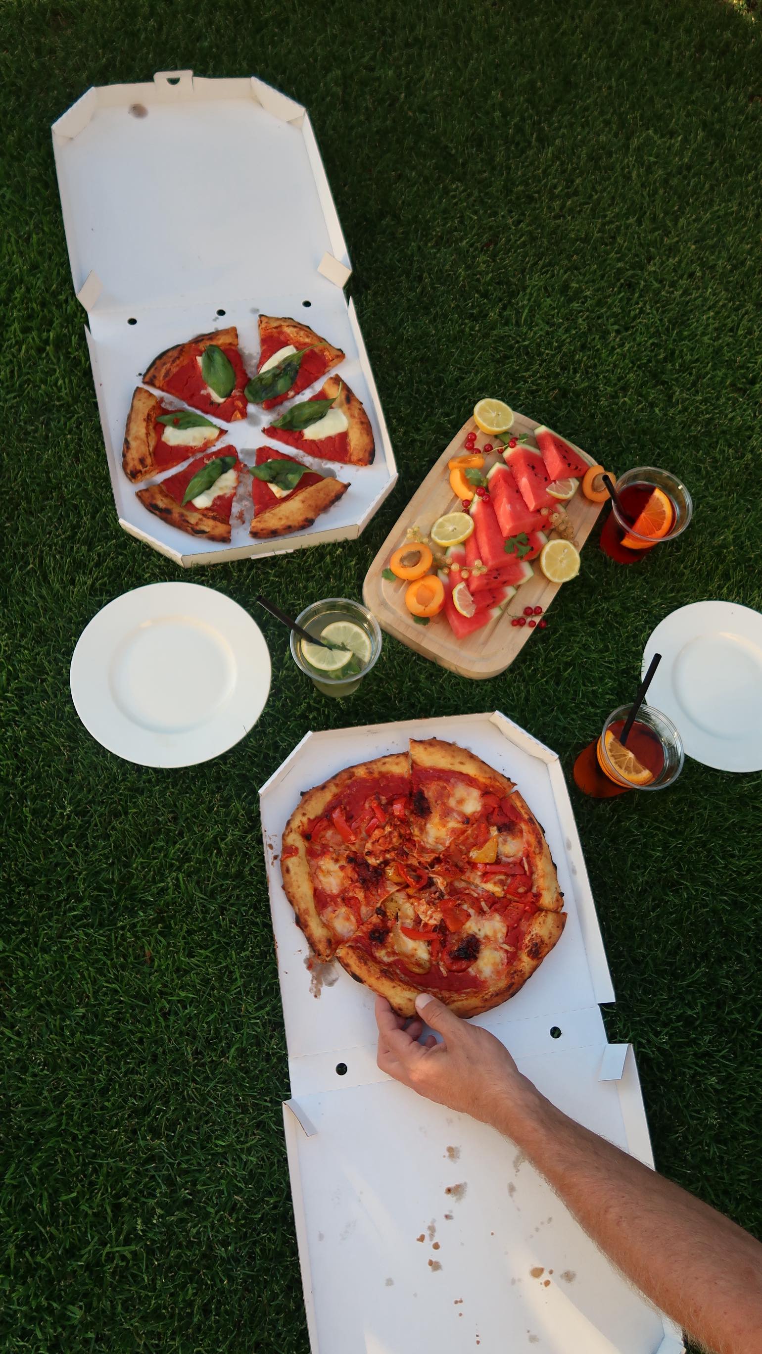 Oni dva si to namířili na chill vibe piknik, ale realita? Full pizza mood z AMUNI v hlavní roli. 🍕💁♀️💁♂️ #amunì_praha #pizzalovers #italianrestaurant #praguerestaurant #italianbrainrot