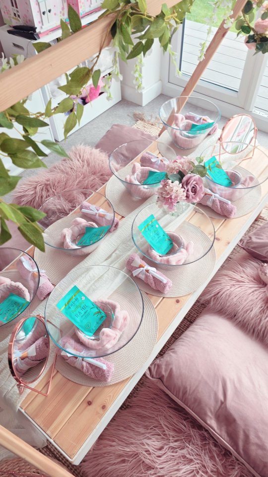 ✨️DREAM CATCHER✨️
This was such a beautiful setup🩷
#dreamcatcher #boho #whimsical #teepeesleepover #teepee #slumberparty #sleepoverparty #teepeeparty #teepeehire #sleepover #smallbusiness #magicalnights #buckinghamshire #olney #miltonkeynes #bedford #northampton