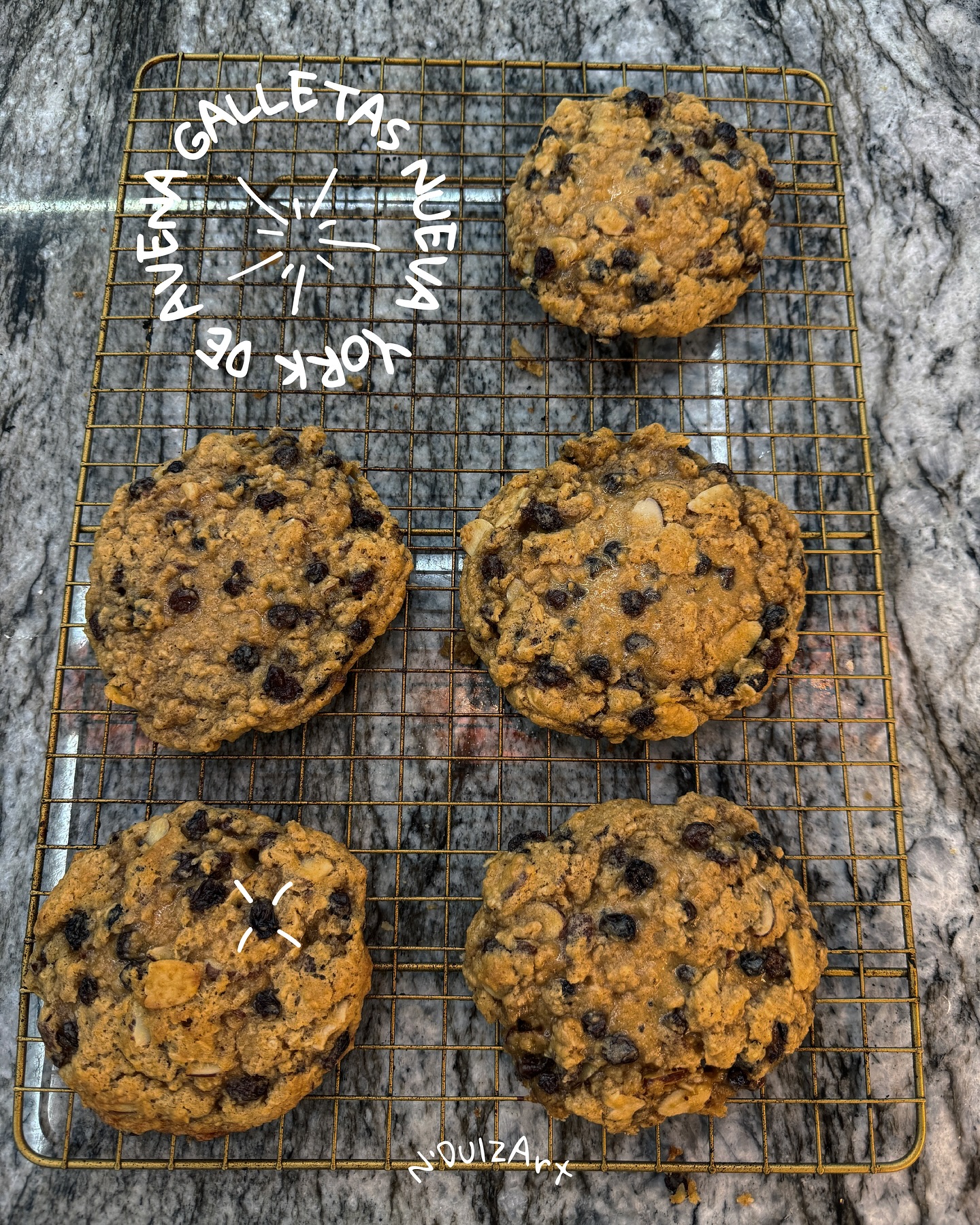 Galletas Nueva York de Doble Chocolate🍪🍫
¿Antojo de algo irresistible? Estas galletas de doble chocolate estilo Nueva York son puro amor en cada mordida. Perfectas para consentirte o compartir con quien más quieres. ¡Manos a la masa y a disfrutar! 😍✨