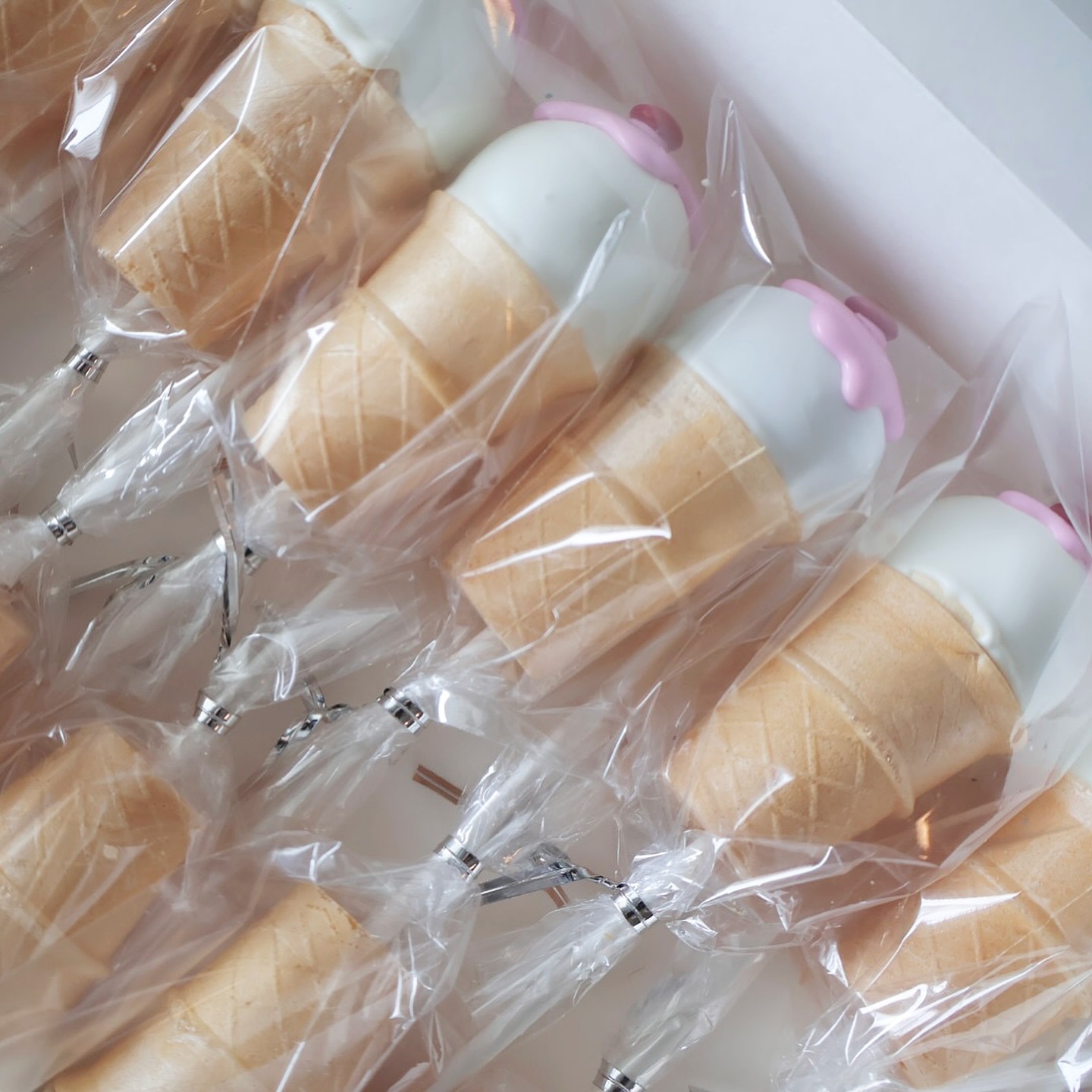 She’s been scooped up! 🍦💍
•
•
•
Order your cakepop cones at www.thesweetsideofgi.com 🩷
#cakepops #icecream #bridalshower #newjersey #dessert