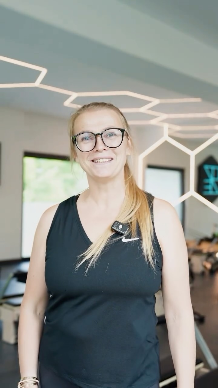 Vom Leistungssport zur Mutterschaft – und zurück in die eigene Kraft!
Als Hochleistungssportlerin war ich durchtrainiert, diszipliniert und kontrolliert – ich kannte jede Muskelgruppe, jede Reaktion. Ich wusste, wie weit ich gehen konnte – und manchmal darüber hinaus. Dieses Körpergefühl war mein Zuhause.
Dann kamen meine vier Kinder. Vier Geburten, vier tiefgreifende Transformationen – körperlich, hormonell, emotional. Mein Körper wurde weich, verletzlich, fremd. Aber er hat Großes geleistet. Und genau darin liegt seine wahre Stärke: in der Anpassung, im Wandel, in der Fähigkeit, sich immer wieder neu zu definieren.
Heute verbinde ich meine Erfahrungen als Athletin und Mutter mit der tiefen Wirksamkeit des Reformer Pilates. Diese Trainingsform hat mir nicht nur geholfen, meinen Körper wieder aufzubauen – sondern ihn neu zu entdecken. Nicht aus dem Anspruch heraus, wieder „wie früher“ zu sein, sondern um kraftvoll, aufrecht und verbunden im Jetzt anzukommen.
Jede Übung am Reformer ist für mich eine Erinnerung: an Kontrolle, an Eleganz, an Selbstbestimmtheit.
Mit präzisen Bewegungen, funktionellem Fokus und einem klaren ästhetischen Anspruch formt Reformer Pilates nicht nur die Silhouette – es bringt uns zurück in unsere Mitte. Zurück zur Stärke. Zurück zur Bestform.
#grünwald #pilates #reformer #motivation #münchen #sport #zoesports #goodvibes #nextlevel