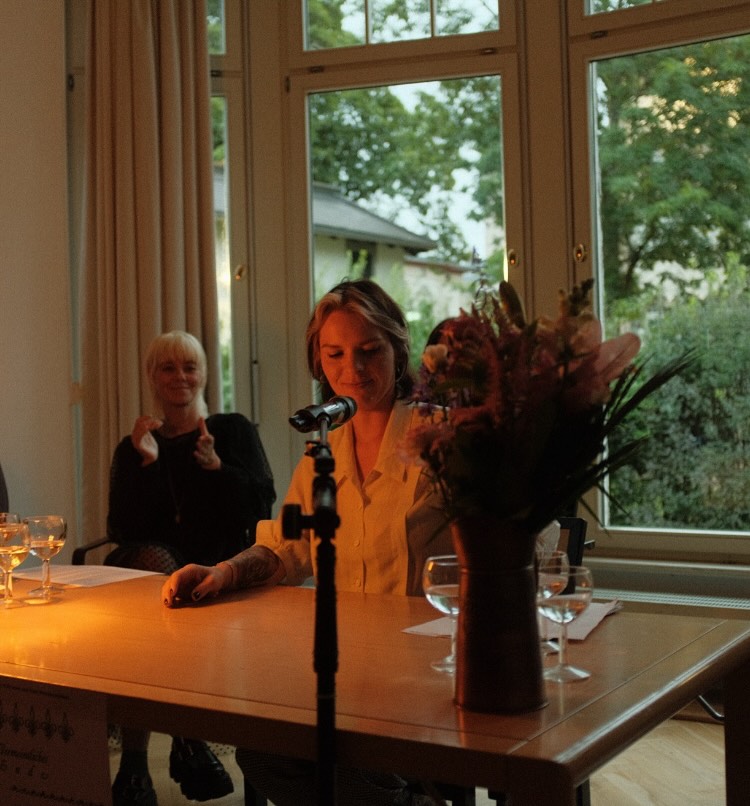 Vor ziemlich genau 1 Jahr hat unser MA-Jahrgang am Deutschen Literaturinstitut Leipzig eine Abschlusslesung der Romanwerkstatt veranstaltet und die Fotos habe ich eben wieder-gefunden, während ich im Zug nach LE sitze. Heute Abend, 1 Jahr is vergangen - wie unfassbar!, lese ich als "Ehemalige", als MA-Absolventin, aus meiner Abschlussarbeit. Die Abschlussarbeit ist auch Teil meines ersten Romans, der nächsten Frühjahr als Debüt erscheint 🥹 (stay tuned!) Und jetzt bin ich aufgeregt, ich habe sogar das Zugfahren verlernt (2 Jahre Pendeltrauma lässt sich wohl nicht so schnell verdrängen...), aber ich freu mich so unendlich ein paar der lieben und krass talentierten Menschen wiederzusehen, die mir das DLL geschenkt hat.💕
Wer in LE is, komm vorbei! Heute oder morgen oder übermorgen, oder jeden Abend. Das Programm @tippgemeinschaft & heute 08.07. lesen ab 19 Uhr Victor Sattler @victor_satt Arne Röver Jorinde Minna Markert Andrea Landfried @andrealandfried Lucia Hemker @luciahemker // Michael Lentz moderiert.
Auf den Fotos zu sehen MA Romanwerkstatt Abschluss 2024 mit Franziska Siewert @franziskalexandras Michèle Yves Pauty @micheleyvespauty (Nuage leider abgeschnitten) Andrea Landfried @andrealandfried Luisa-Marie Kautzmann @luisamariekauzmann und Leonard Feddern @leonardeliasfeddern -> Grüße gehen raus! Ich freue mich auf eure Bücher 📚 Bildcredits: @maximilian.raschke Und im Herzen dabei waren & sind auch @lara.hampe @virginiaechtjetzt #lesung #romanwerkstatt #tochterschaft #literatur #dll #leipzig #wir #zieren #verklebte #ränder #debüt #roman