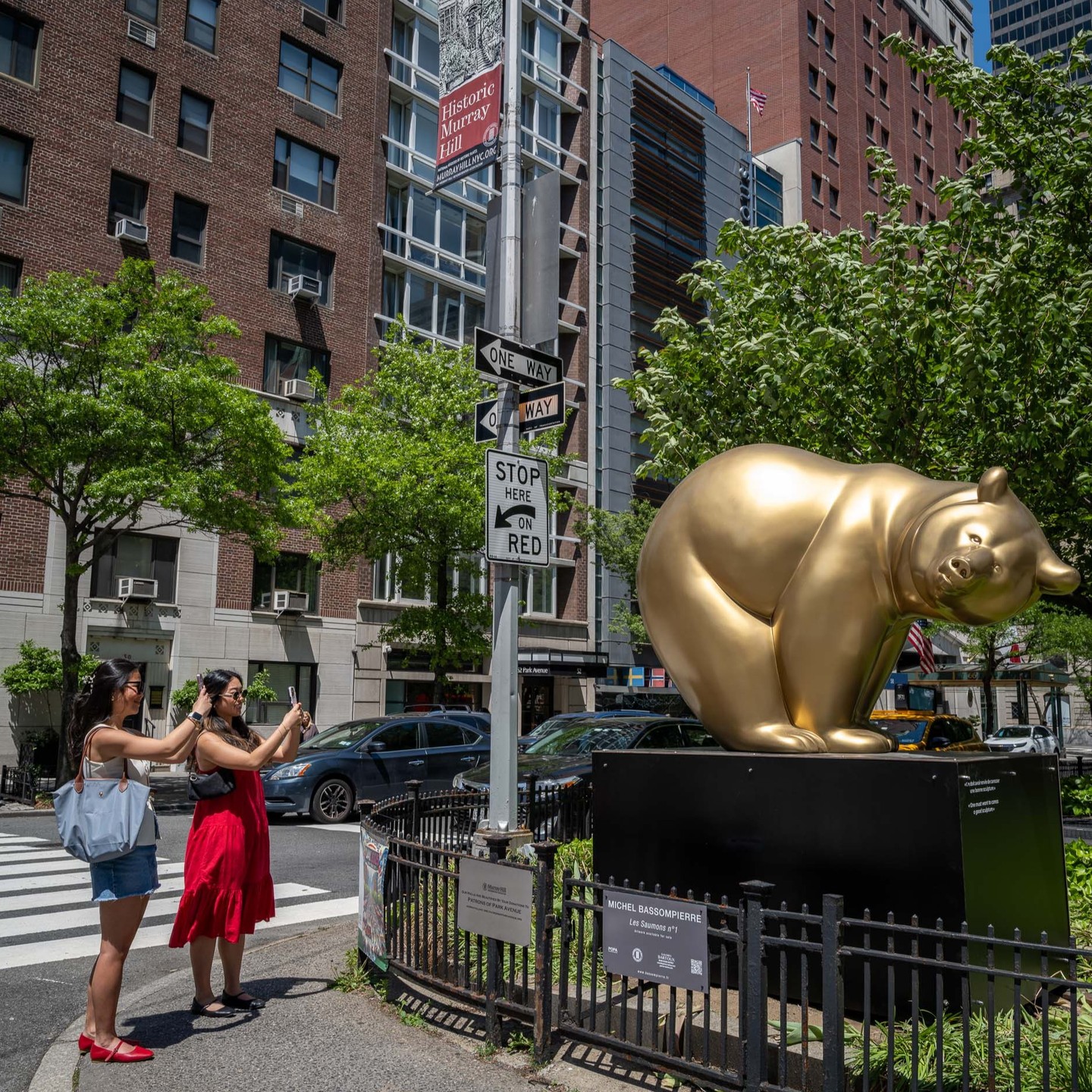 Les regards sur l’exposition “Fragile Giants” à New York, Park Avenue.
“On dirait qu’ils respirent…”
“Je n’avais jamais vu un ours aussi paisible.”
“C’est plus qu’une sculpture. C’est une rencontre.”
Les mots des visiteurs en disent long….
📸@ilirphotography
📍Rendez-vous lundi pour la suite des aventures de Michel BASSOMPIERRE.
#rencontreartistique #artetémotion #regardscroisés