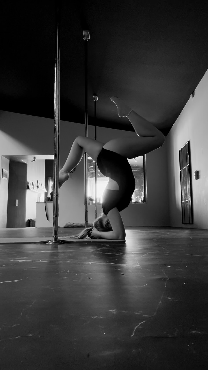 Bei uns lernt ihr nicht nur Poledance sondern auch wie man einen Kopf-/Handstand macht.
Vielfalt ist uns sehr wichtig im Training
#poledance #handstands #sport #woman #pdhandstand #sport