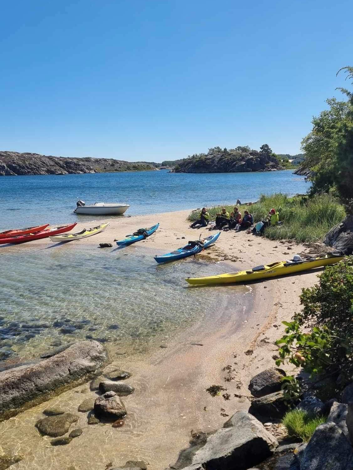 Nu är sommaren här och det händer massor på Nautopp! Summer arrived in Sweden! Next week with Nautopp!
•Lördag 5/6: Kajaktestardag med fika
•Söndag 5/7 Tjejpaddling: Fullbokat!
•Onsdag 9/7 Sea kayak safety & navigation: Platser kvar
•Onsdag 9/7: Fikaturen i kajak: Platser kvar!
•Torsdag 10/7 Boat Handling Funday: 2 platser kvar!
•Fredag 11/7: Privatlektioner, Fikaturen
•Lördag 12/7 Tångpaddling med @catxalot : Platser kvar!
•Lördag 12/7 Gult paddelpass: 3 Platser kvar!
•Lördag 12/7: Rough Water Junkie: Fullbokat!
English:
•Saturday 5/7 Test your new kayak!
•Sunday 6/7 Womens kayak trip: Fully booked
•Wednesday 9/7: Sea kayak Safety & Navigation: Spots available!
•Wednesday 9/7 ”Swedish Fika trip” Coffee & Cake kayak trip: Spots available!
•Thursday 10/7: Boat Handling Funday: 2 Spots
•Friday: 11/7: Private lessons / Swedish Fika trip: Available
•Saturday 12/7: Seaweed & Snorkel safari: A few spots available
•Saturday 12/7: Rough Water Junkie: Fully booked!
•Saturday12/7: Beginner course sea kayak: 3 spots
