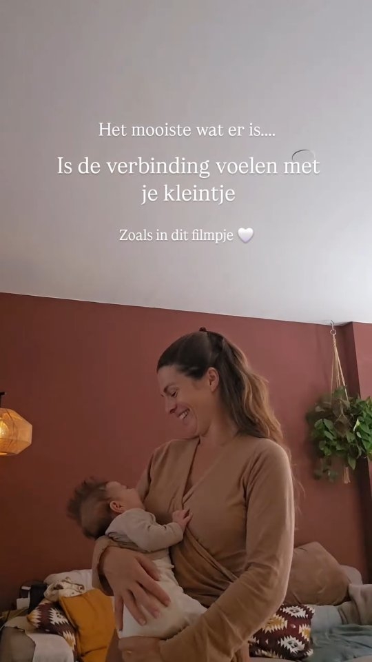 Het mooiste wat er is met zo'n kleintje? Die pure echte verbinding, waarin haar oogjes verdwalen in jouw energie. Ondanks dat ze me nog niet volledig ziet, voelt ze dat ik belangrijk voor haar ben.
Haar houvast. Haar veiligheid. Haar geborgenheid en anker.
8 weken ben je nu bij ons lieve Maya Rose. Wat een reis die eerste twee maanden. Pittig en zoet, uitdagend en liefdevol. Alle kleuren van de regenboog hebben we gezien, ook waar deze diep het donker van de aarde in gaat en het licht van het hemelse bereikt.
Je leert ons, nu al zoveel, over onszelf.
Wat mama en jij het heerlijkste vinden? Samen zingen en dansen. Dan versmelten we weer even tot één. Inmiddels ben je ook je stem aan het ontdekken en probeer je mee te zingen met mama, zo knap! Zo zoet 🥹
Wat een reis is het toch, voor zo'n grote wijze ziel om weer neer te dalen in een klein lichaampje en alles opnieuw te moeten leren. Alleen al die helse darmkrampjes die je moet doorstaan. Het is veel....
Maar wat doe je het goed ukkie ❤️
Mama's en Papa's trots.