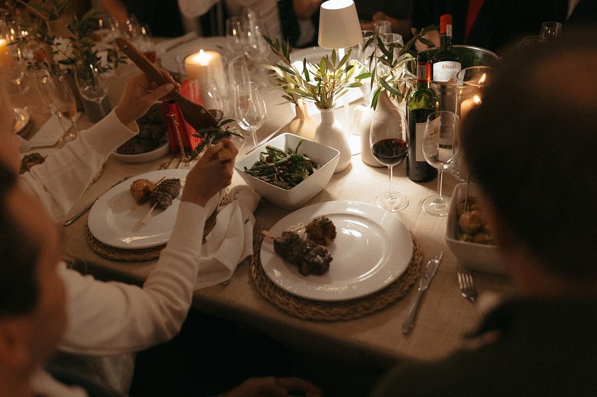 Family focused weddings at Olive Rock, sharing platters of food under our Bedouin tent. The evening lit by fairy and candle light. Romantic, warm and fuzzy 🥰
#oliverock
#family
#nature
#outdoorwedding
@olive_rock_venue
@diekaasbordmeisie
@pinkbooksa_
@saweddings
@tulbagh